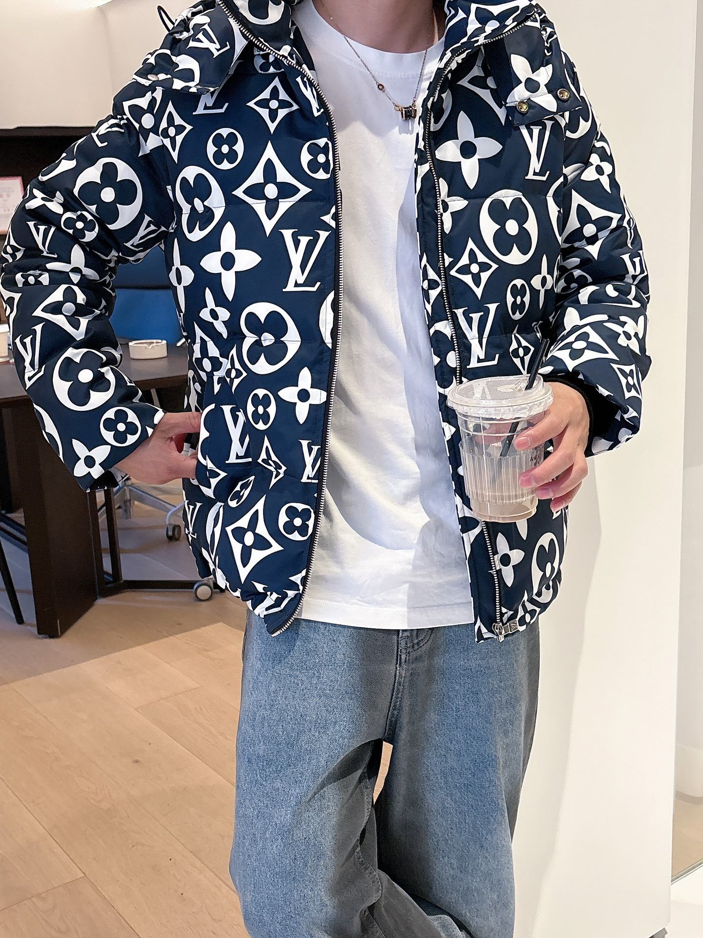 LV 官网款2025秋冬新款羽绒服。这款号称羽绒服届最高端的，全部90绒的三标齐全带着经典的Logo组合