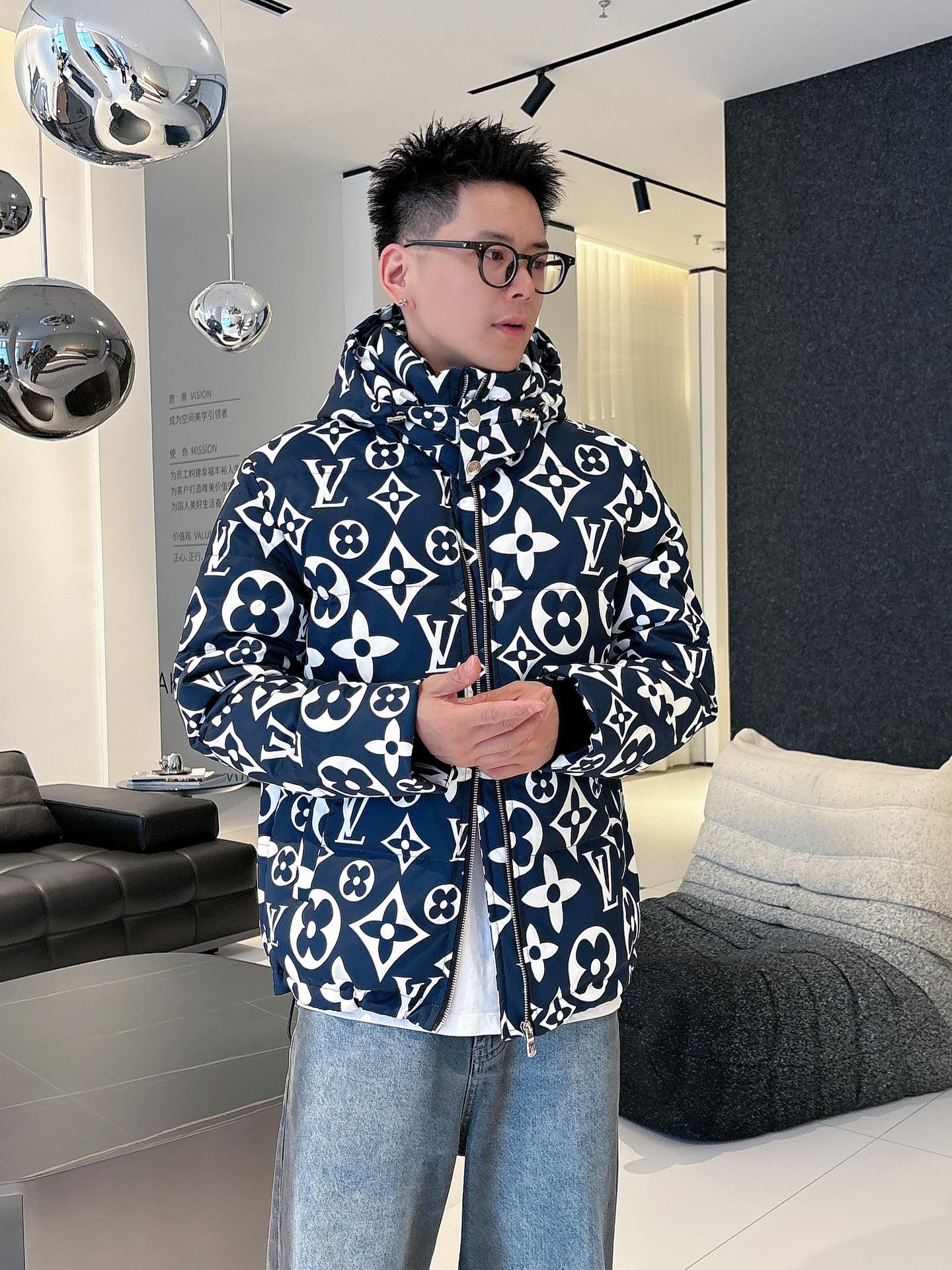 LV 官网款2025秋冬新款羽绒服。这款号称羽绒服届最高端的，全部90绒的三标齐全带着经典的Logo组合