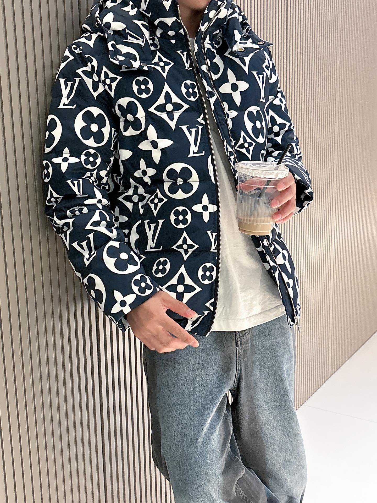 LV 官网款2025秋冬新款羽绒服。这款号称羽绒服届最高端的，全部90绒的三标齐全带着经典的Logo组合