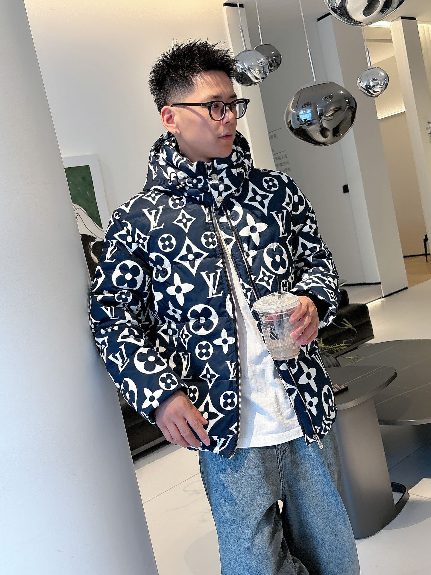 LV 官网款2025秋冬新款羽绒服。这款号称羽绒服届最高端的，全部90绒的三标齐全带着经典的Logo组合