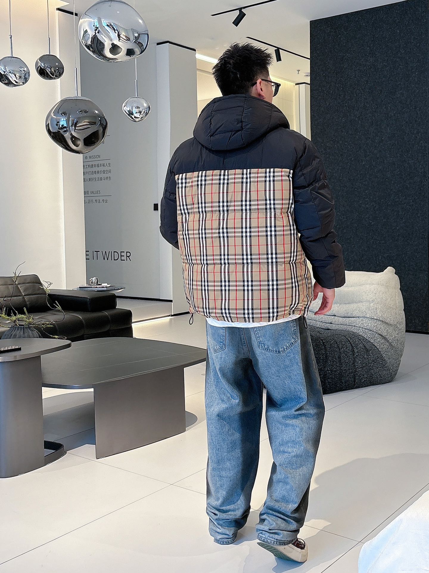 巴宝莉 官网款2025秋冬新款羽绒服。这款号称羽绒服届最高端的，全部90绒的三标齐全带着经典的Logo组