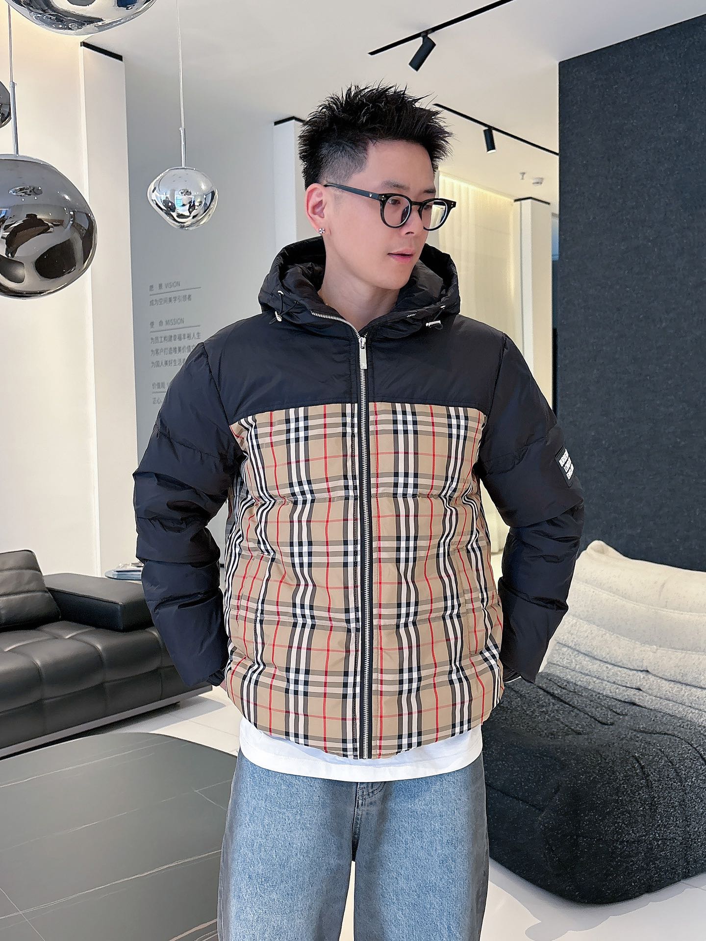 巴宝莉 官网款2025秋冬新款羽绒服。这款号称羽绒服届最高端的，全部90绒的三标齐全带着经典的Logo组