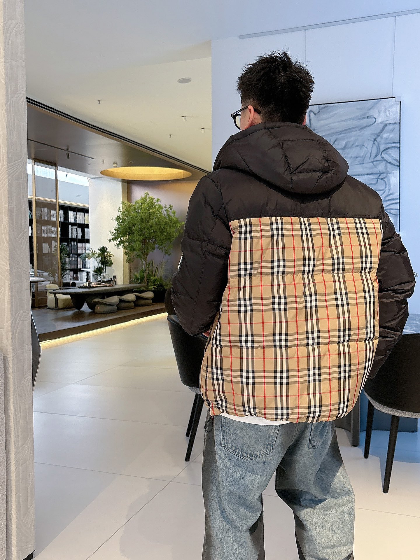 巴宝莉 官网款2025秋冬新款羽绒服。这款号称羽绒服届最高端的，全部90绒的三标齐全带着经典的Logo组