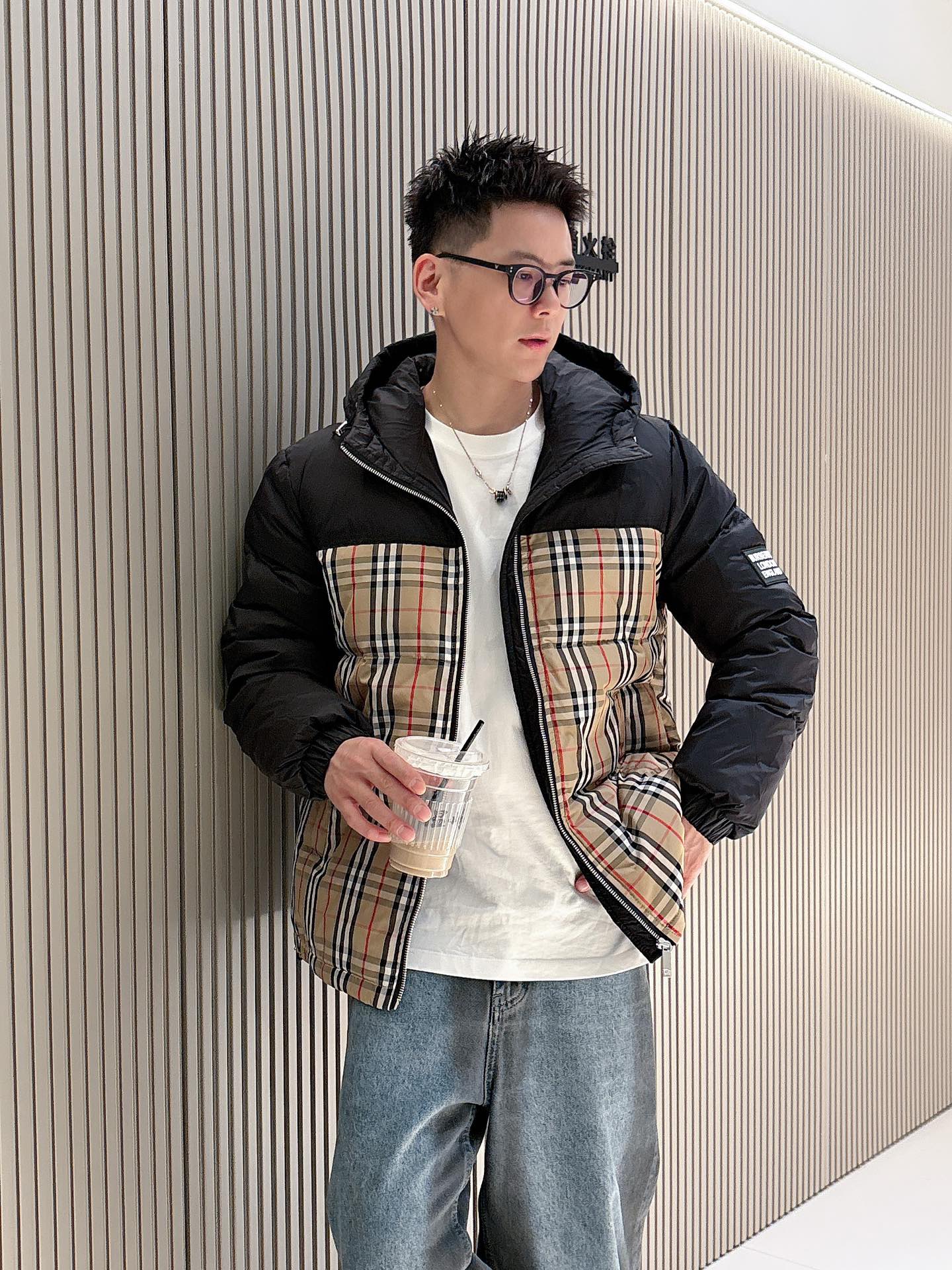 巴宝莉 官网款2025秋冬新款羽绒服。这款号称羽绒服届最高端的，全部90绒的三标齐全带着经典的Logo组