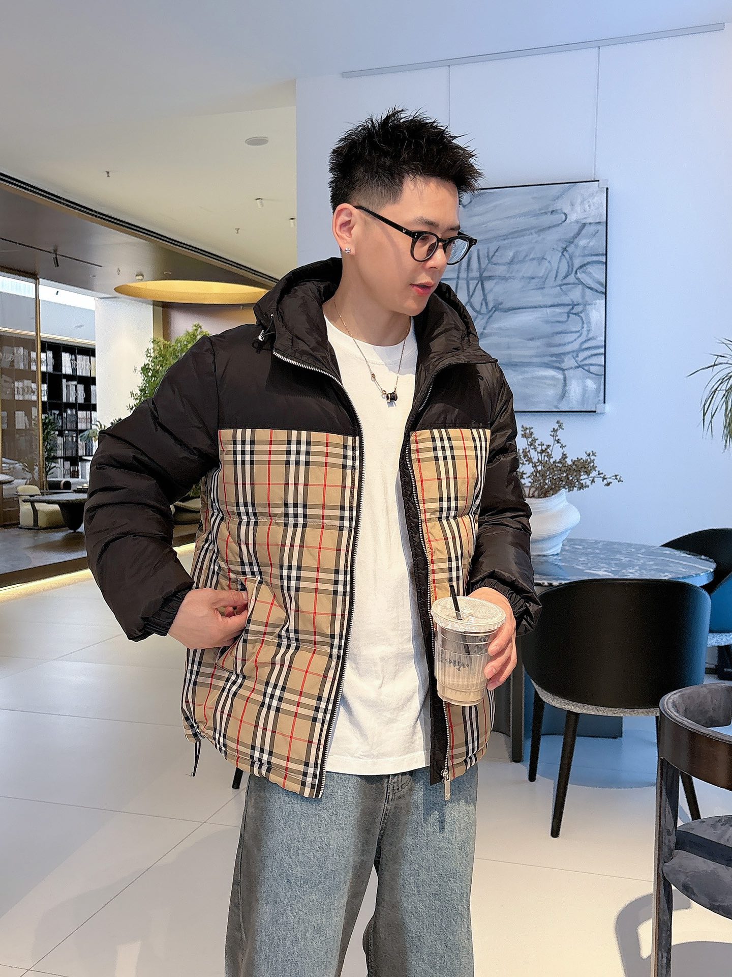 巴宝莉 官网款2025秋冬新款羽绒服。这款号称羽绒服届最高端的，全部90绒的三标齐全带着经典的Logo组