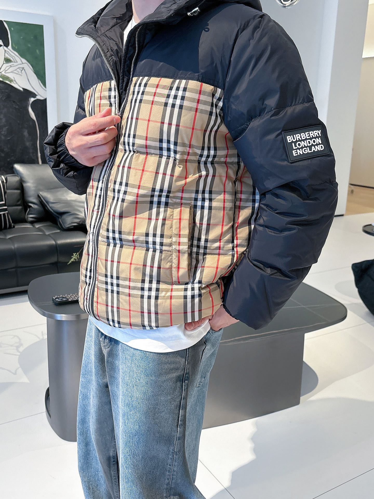 巴宝莉 官网款2025秋冬新款羽绒服。这款号称羽绒服届最高端的，全部90绒的三标齐全带着经典的Logo组