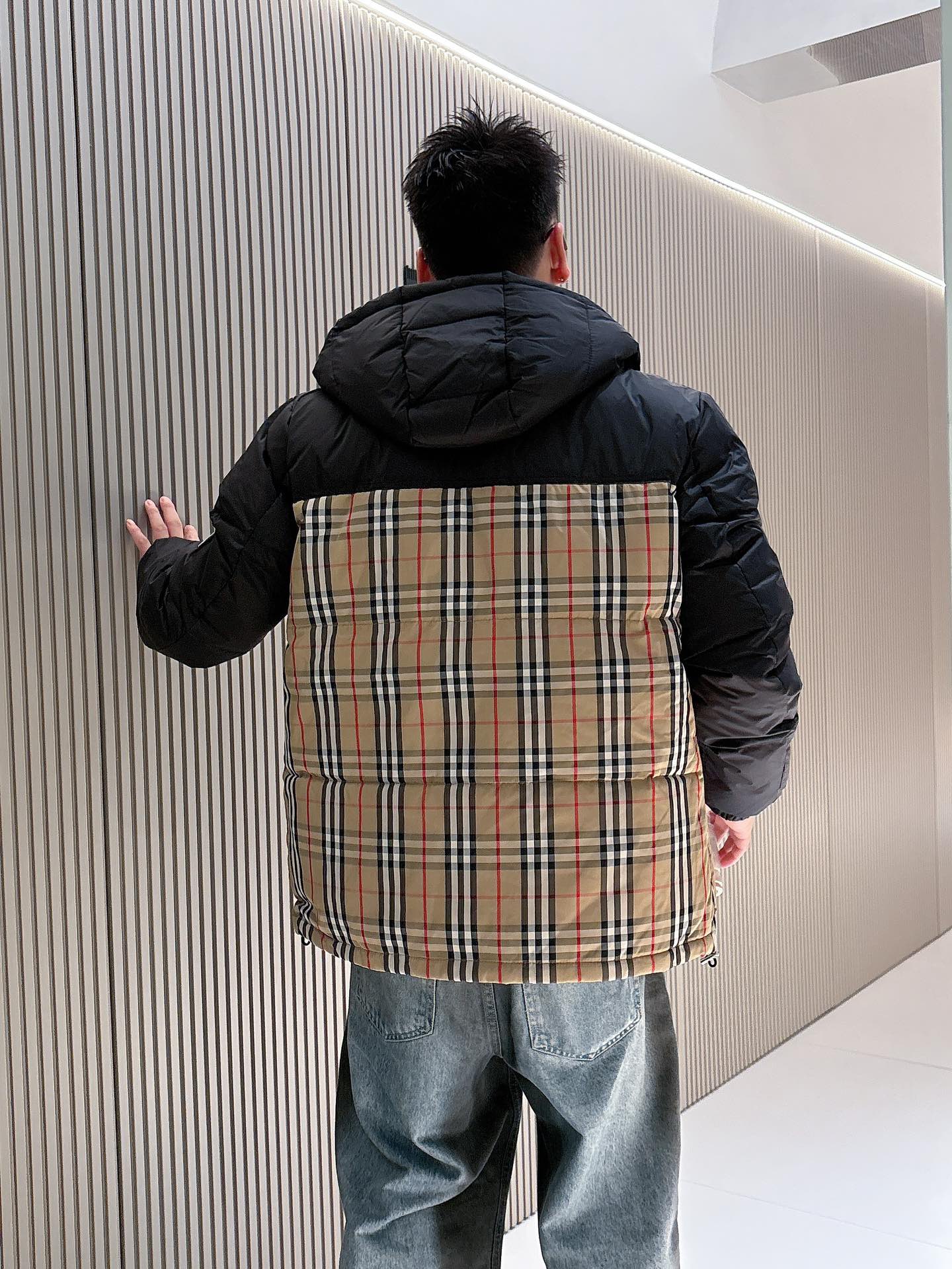 巴宝莉 官网款2025秋冬新款羽绒服。这款号称羽绒服届最高端的，全部90绒的三标齐全带着经典的Logo组