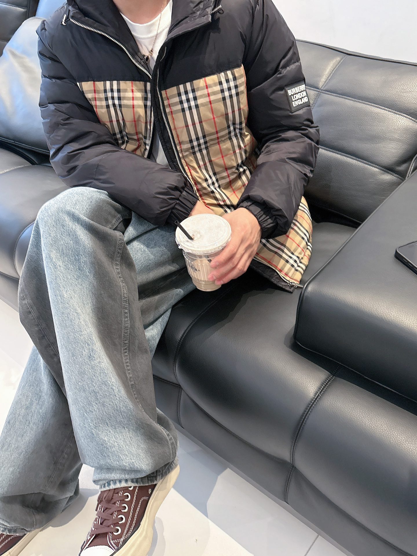 巴宝莉 官网款2025秋冬新款羽绒服。这款号称羽绒服届最高端的，全部90绒的三标齐全带着经典的Logo组