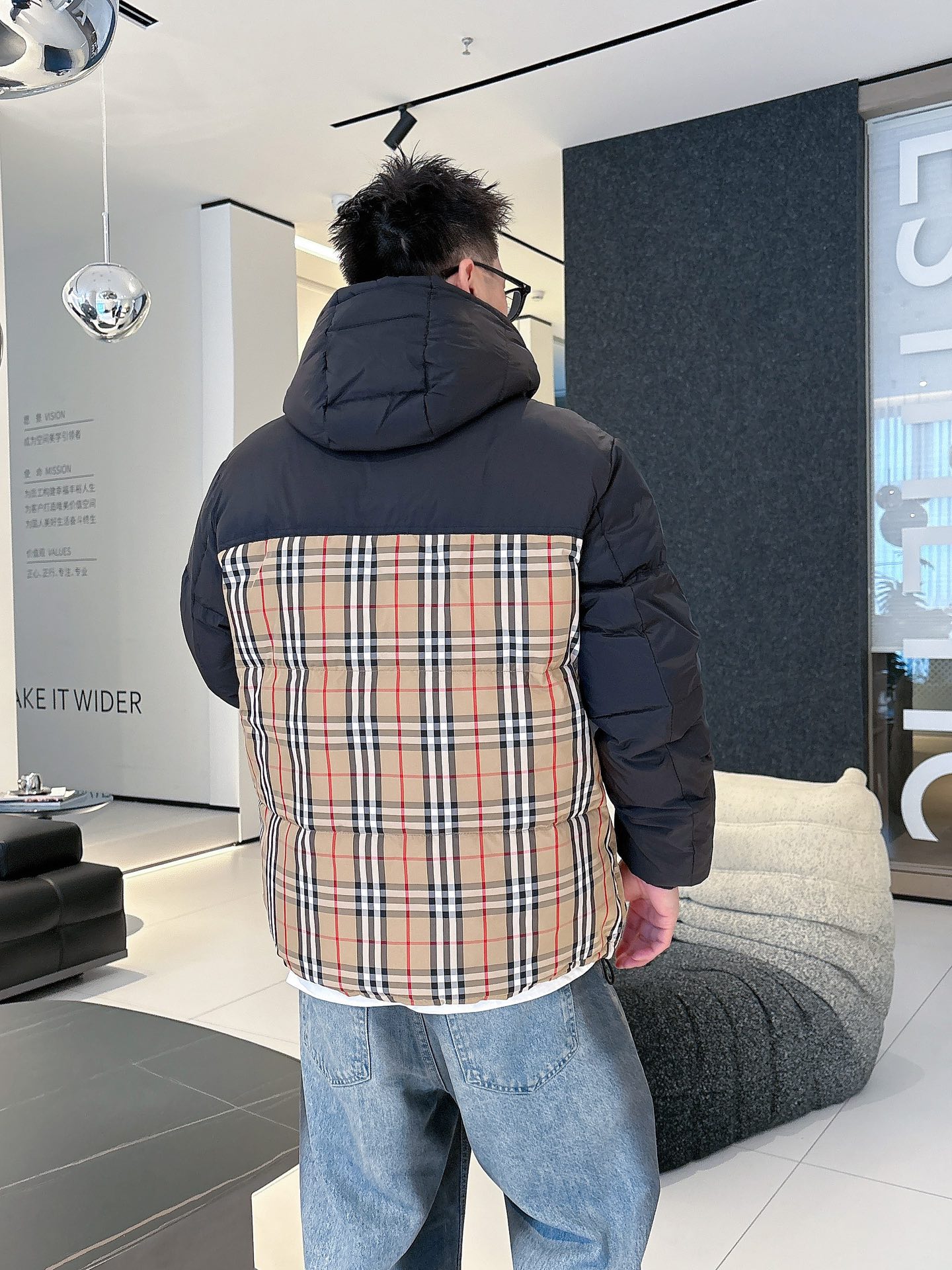 巴宝莉 官网款2025秋冬新款羽绒服。这款号称羽绒服届最高端的，全部90绒的三标齐全带着经典的Logo组