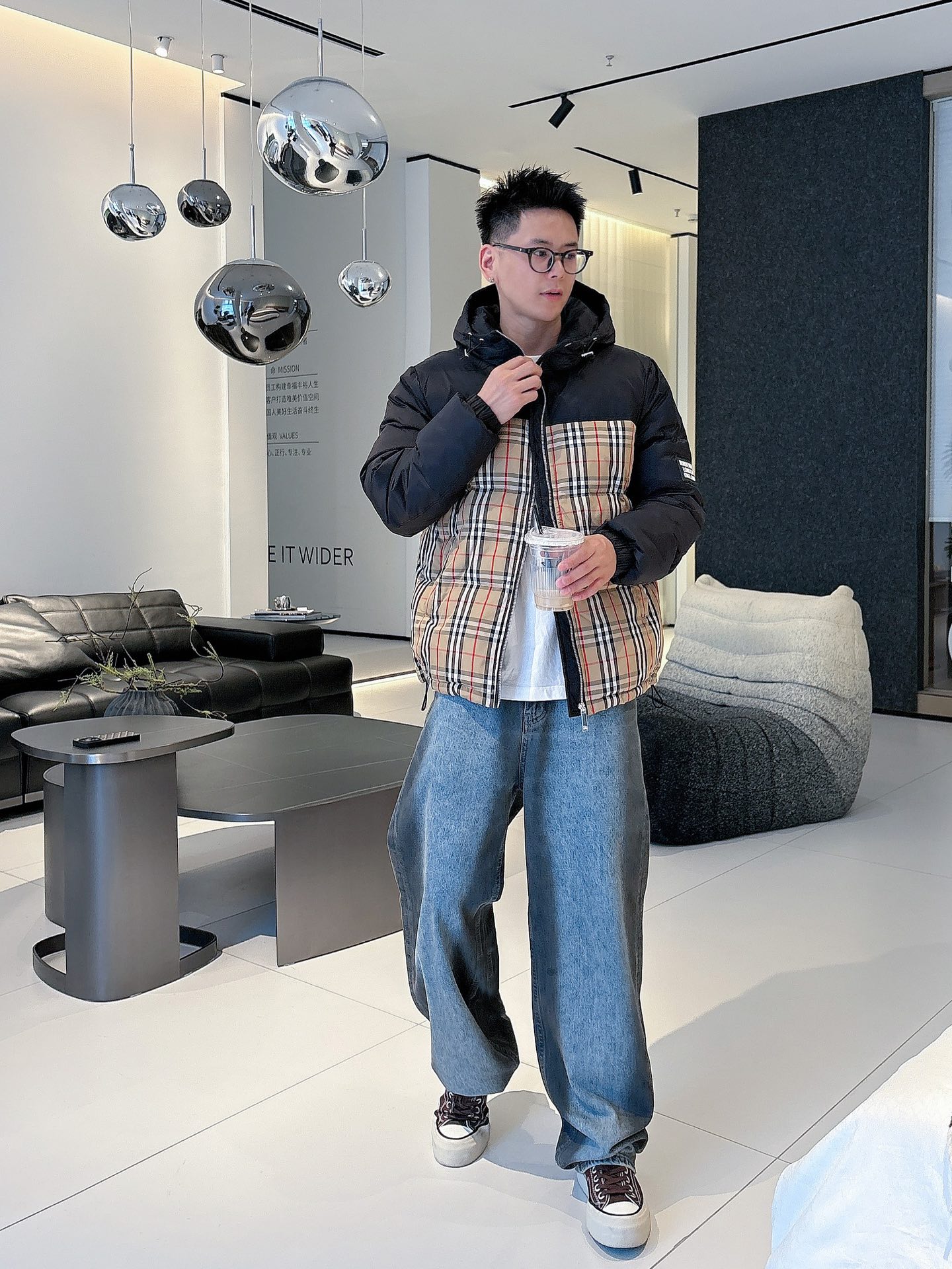 巴宝莉 官网款2025秋冬新款羽绒服。这款号称羽绒服届最高端的，全部90绒的三标齐全带着经典的Logo组