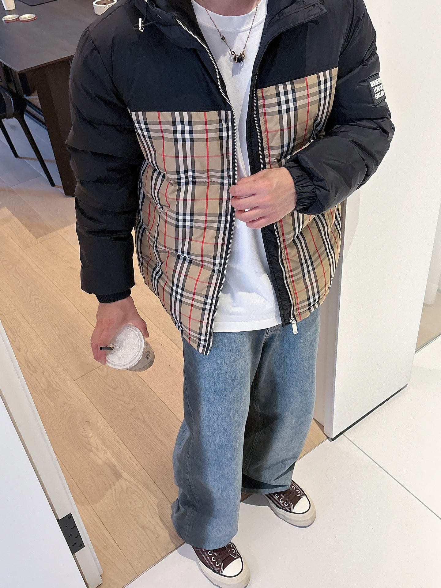 巴宝莉 官网款2025秋冬新款羽绒服。这款号称羽绒服届最高端的，全部90绒的三标齐全带着经典的Logo组