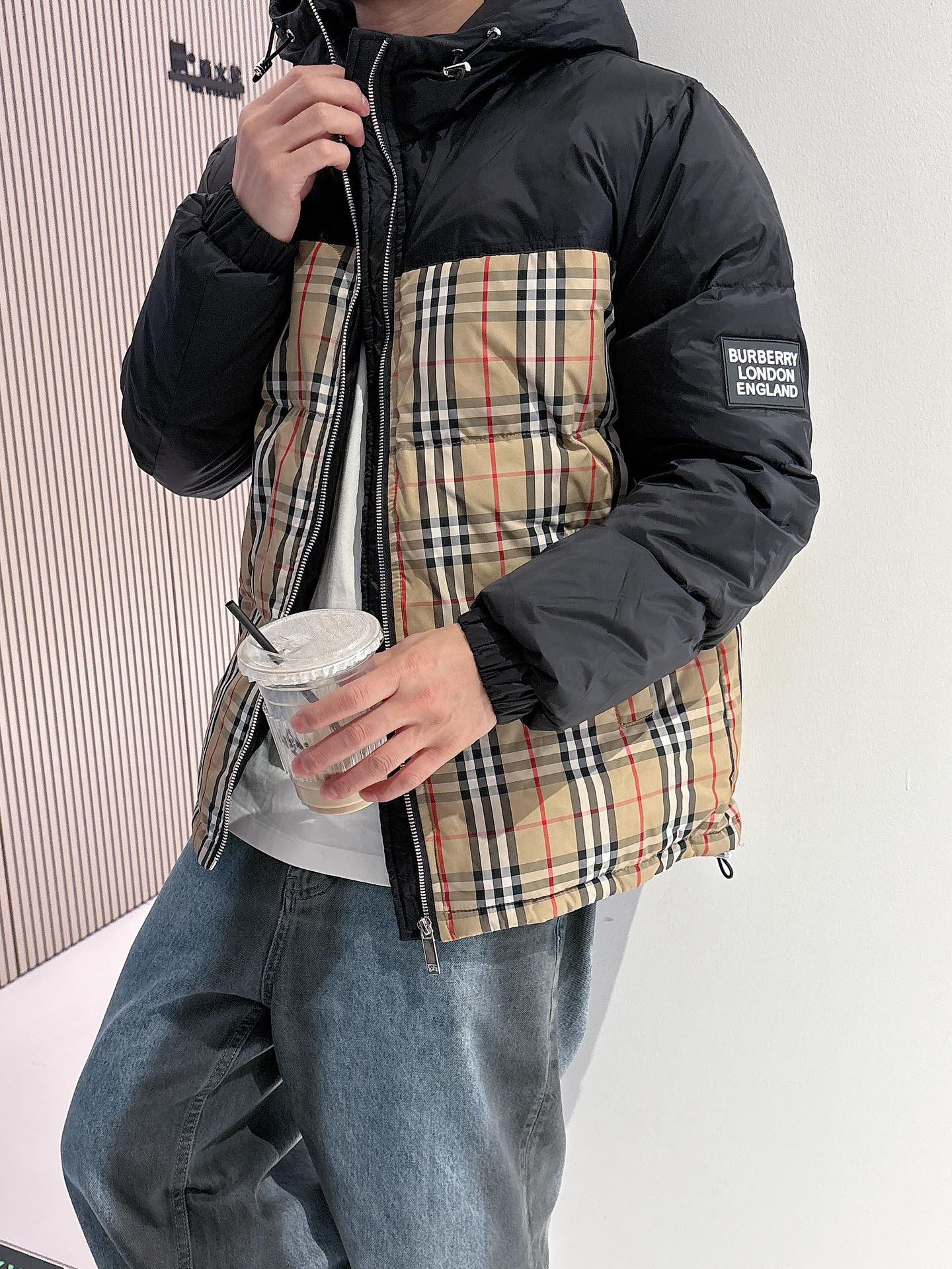 巴宝莉 官网款2025秋冬新款羽绒服。这款号称羽绒服届最高端的，全部90绒的三标齐全带着经典的Logo组