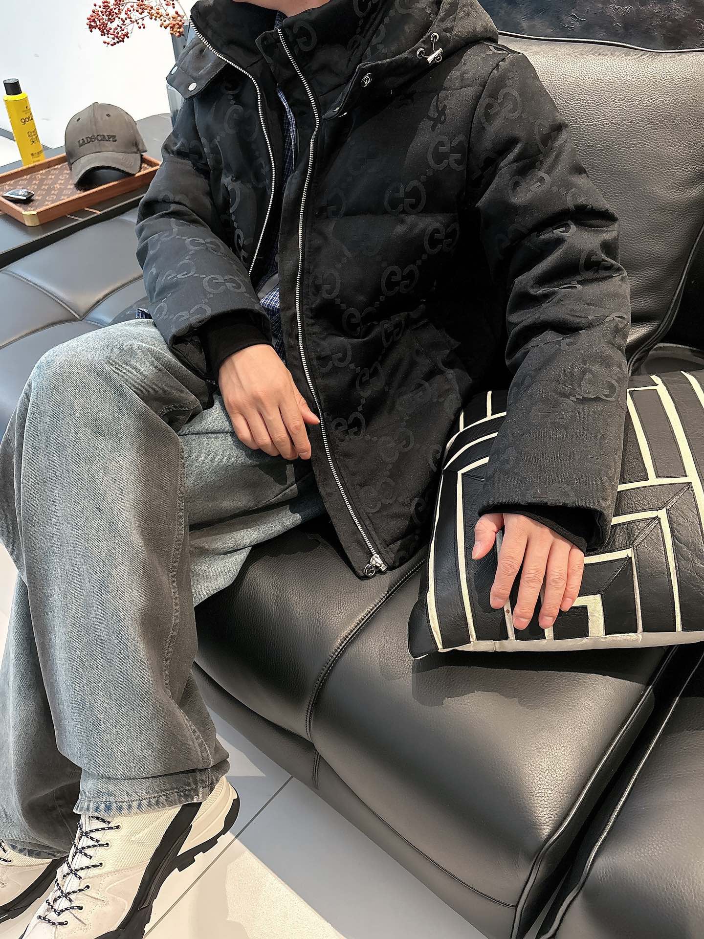 古奇 官网款2025秋冬新款羽绒服。这款号称羽绒服届最高端的，全部90绒的三标齐全带着经典的Logo组合