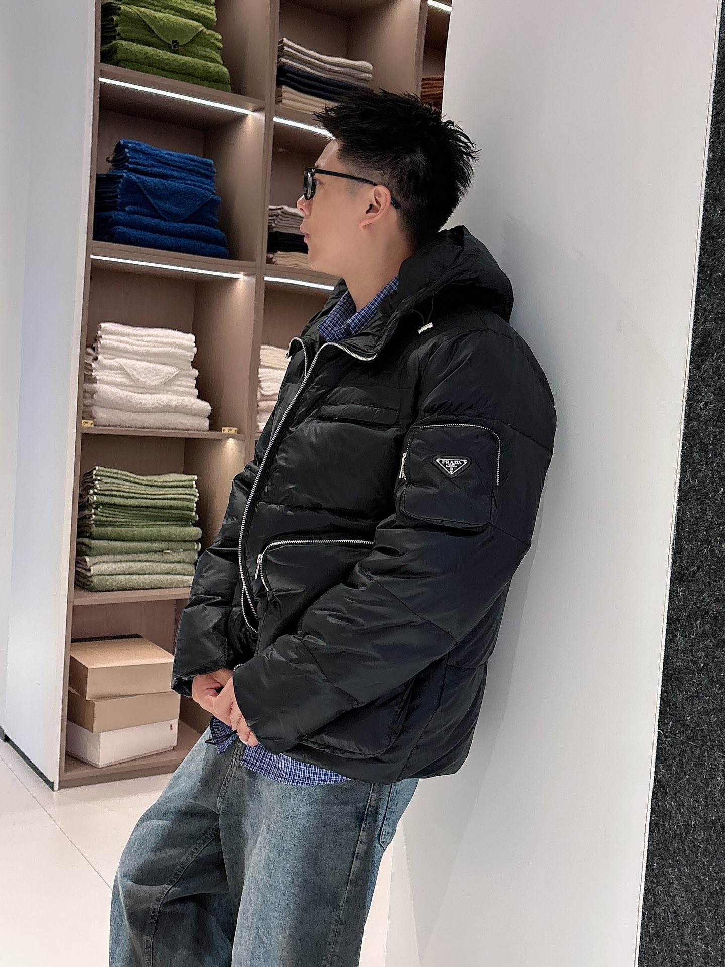 普拉达 官网款2025秋冬新款羽绒服。这款号称羽绒服届最高端的，全部90绒的三标齐全带着经典的Logo组