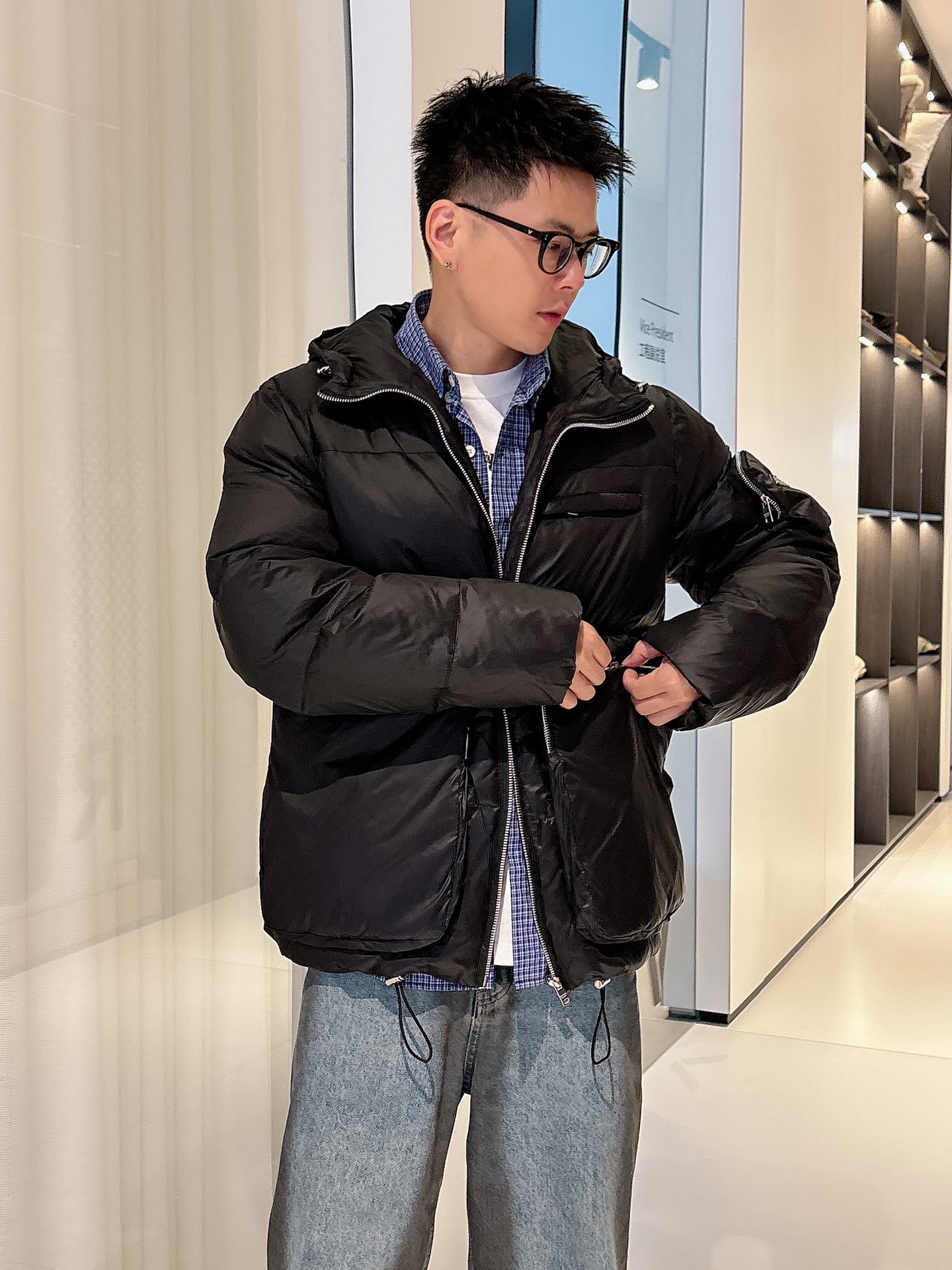 普拉达 官网款2025秋冬新款羽绒服。这款号称羽绒服届最高端的，全部90绒的三标齐全带着经典的Logo组