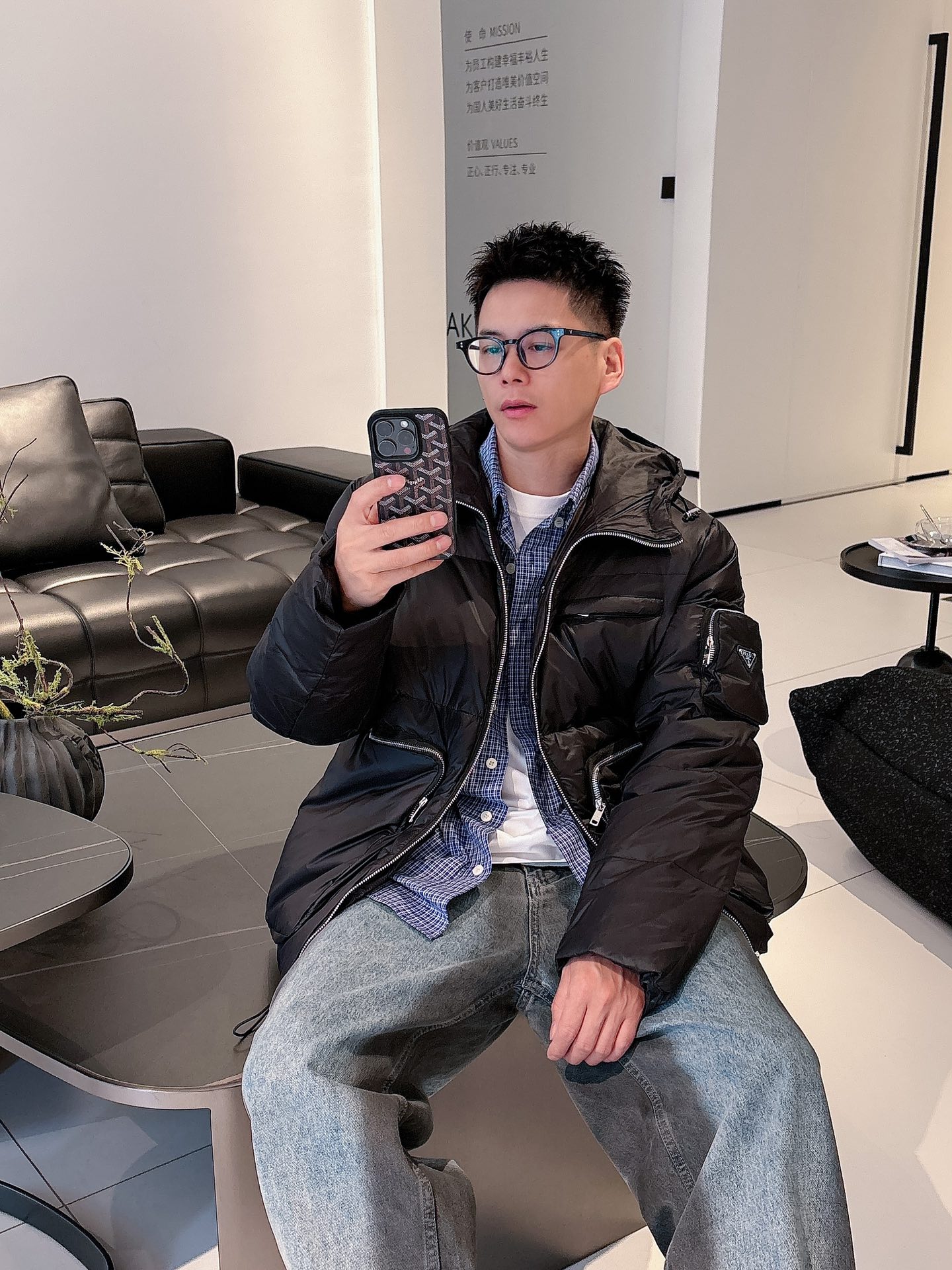 普拉达 官网款2025秋冬新款羽绒服。这款号称羽绒服届最高端的，全部90绒的三标齐全带着经典的Logo组