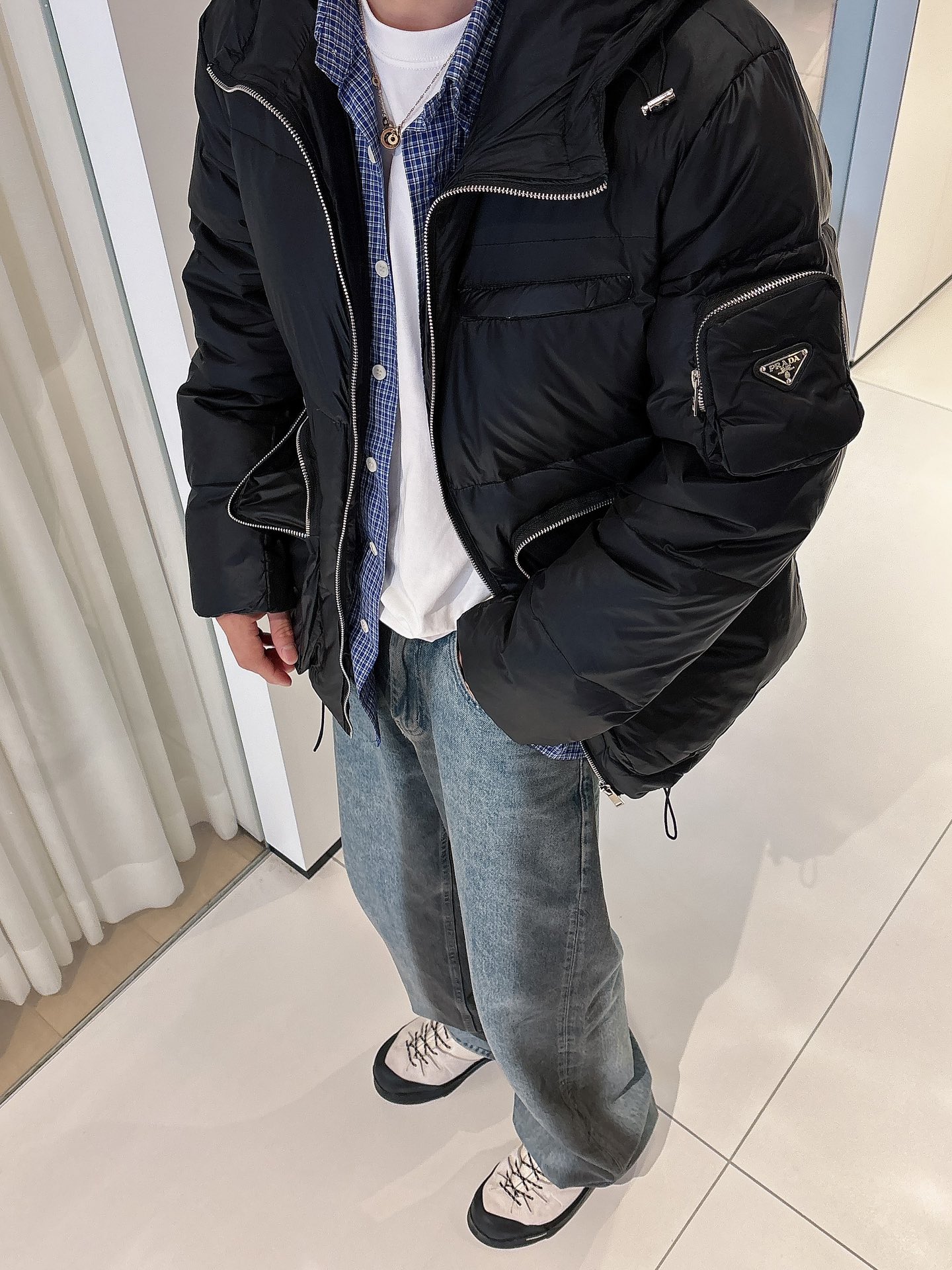 普拉达 官网款2025秋冬新款羽绒服。这款号称羽绒服届最高端的，全部90绒的三标齐全带着经典的Logo组