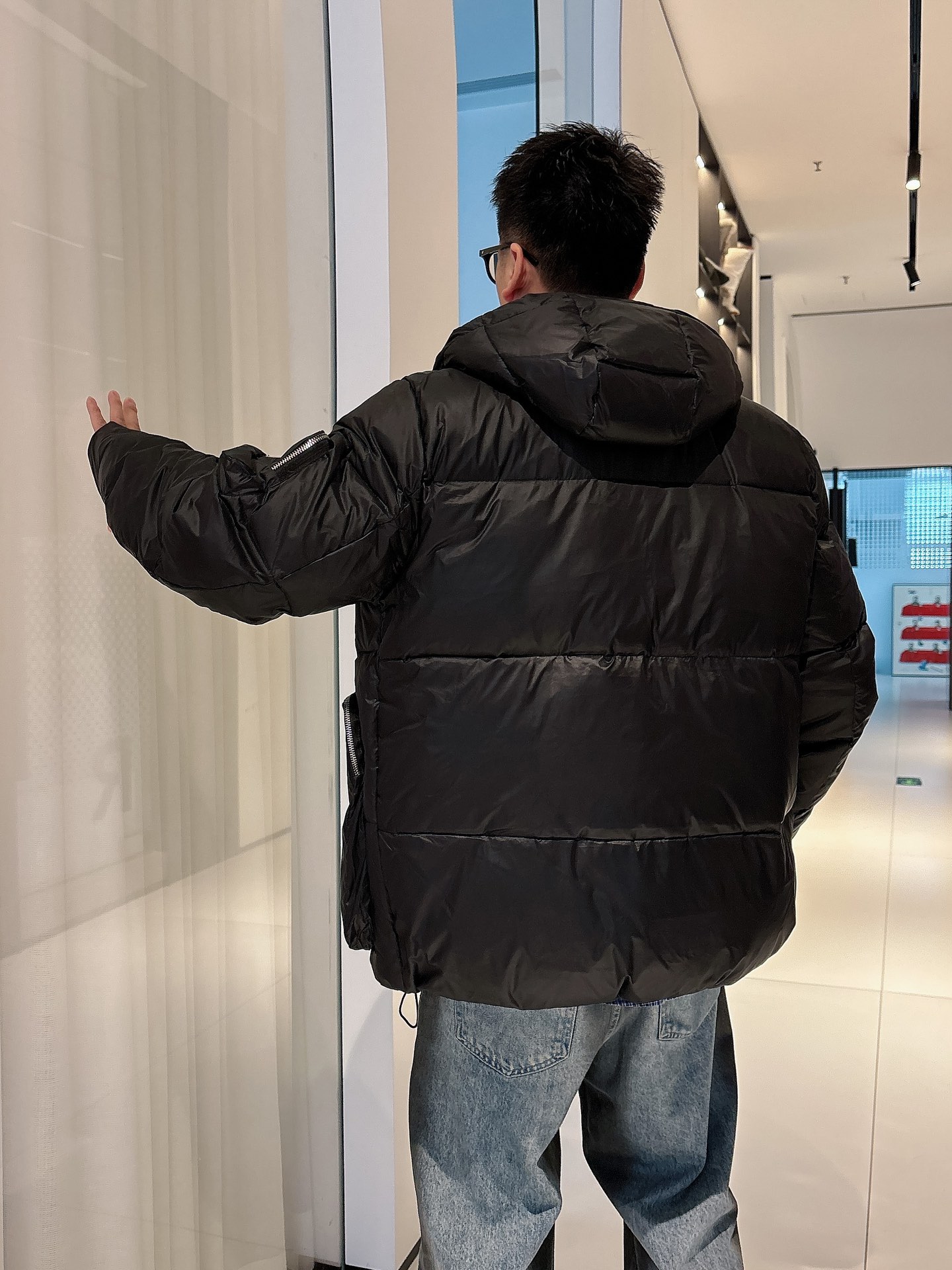 普拉达 官网款2025秋冬新款羽绒服。这款号称羽绒服届最高端的，全部90绒的三标齐全带着经典的Logo组