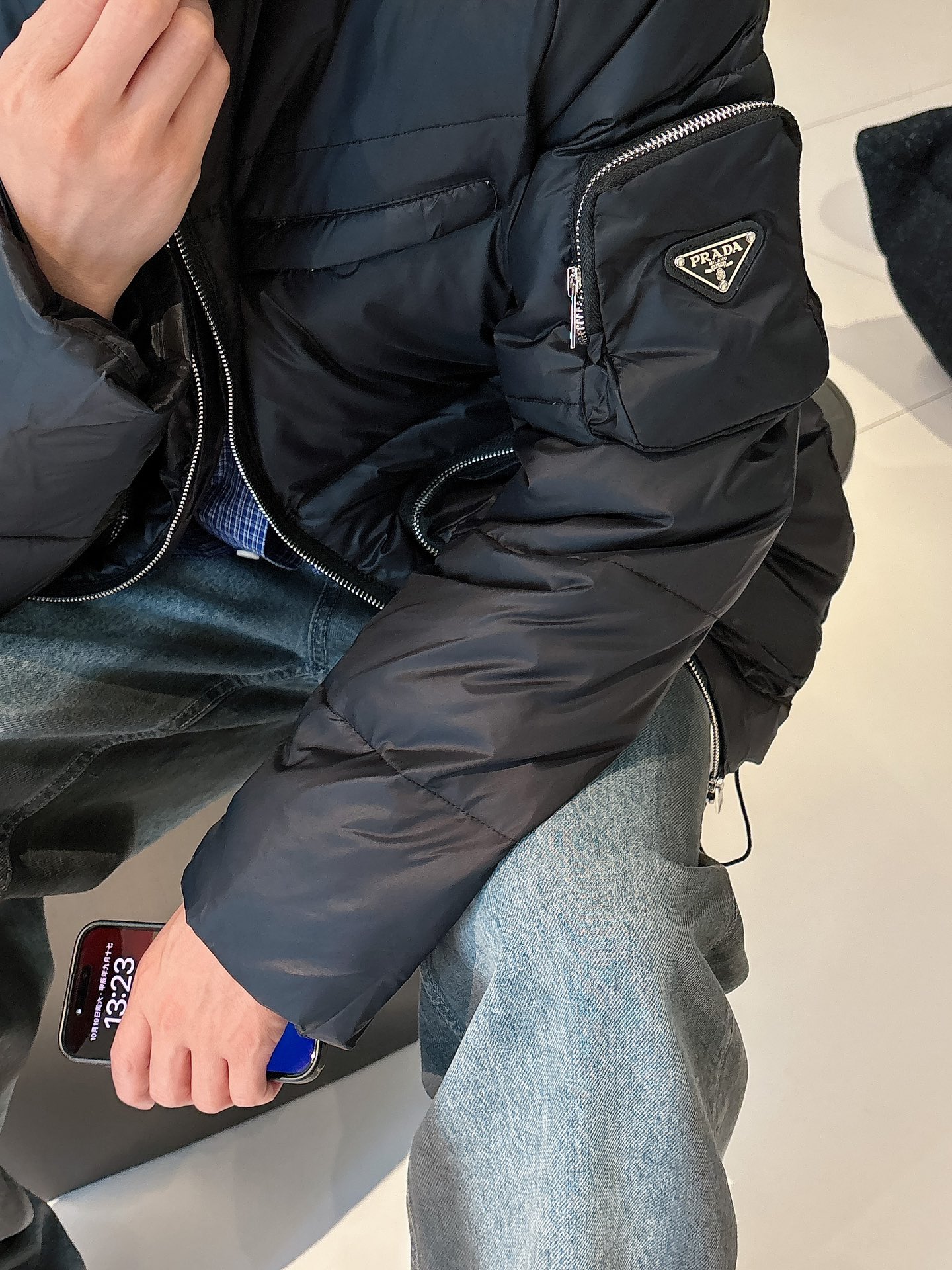 普拉达 官网款2025秋冬新款羽绒服。这款号称羽绒服届最高端的，全部90绒的三标齐全带着经典的Logo组