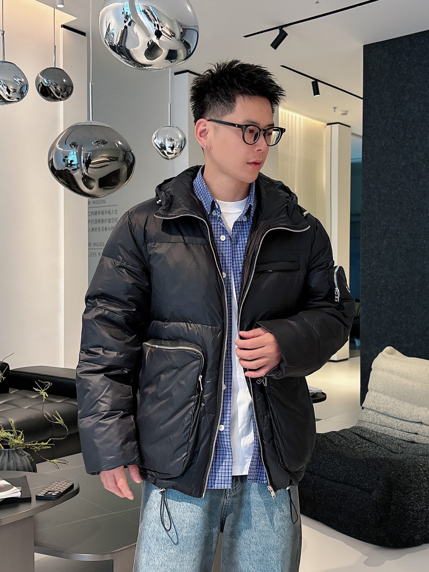 普拉达 官网款2025秋冬新款羽绒服。这款号称羽绒服届最高端的，全部90绒的三标齐全带着经典的Logo组