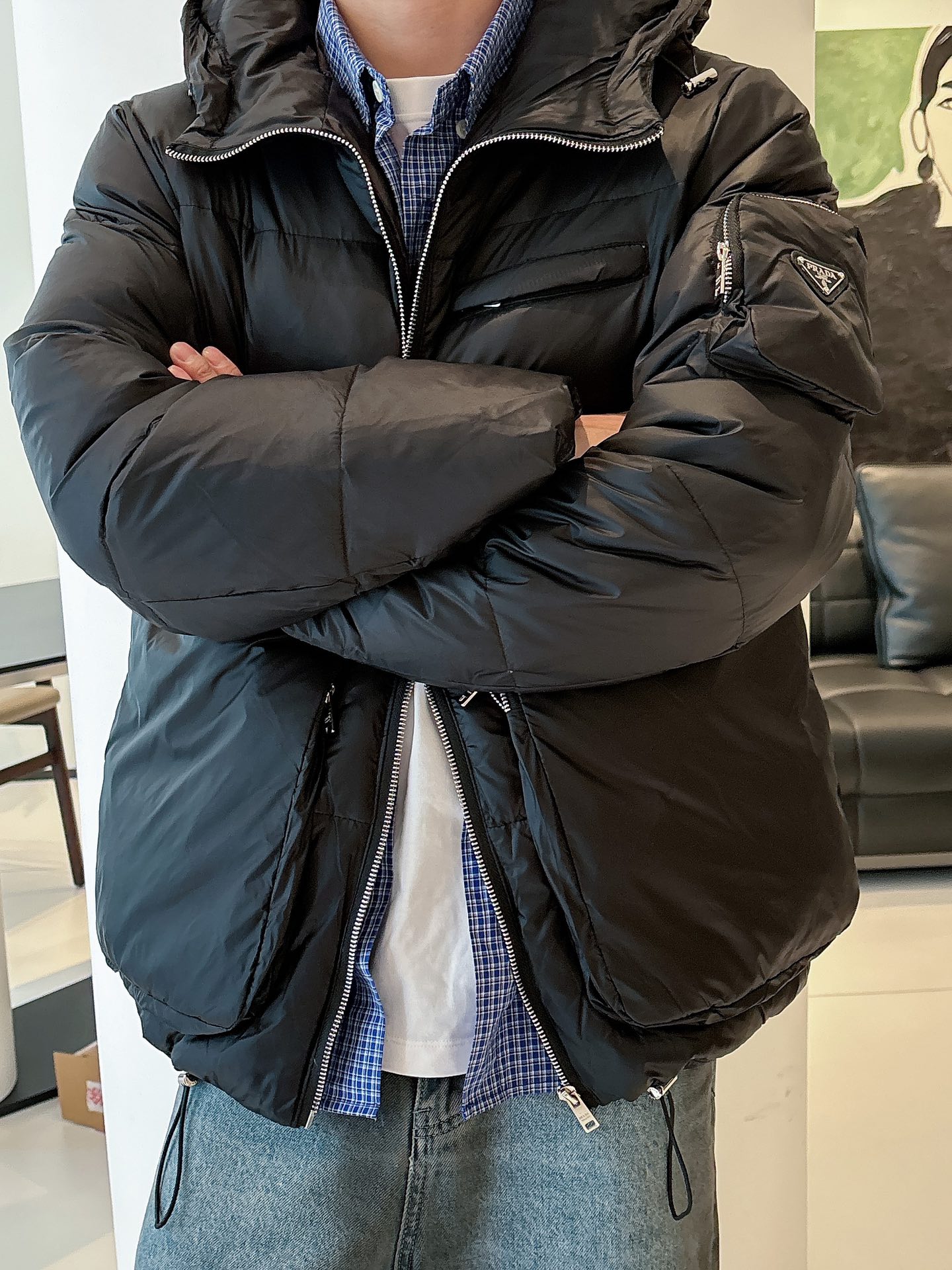 普拉达 官网款2025秋冬新款羽绒服。这款号称羽绒服届最高端的，全部90绒的三标齐全带着经典的Logo组