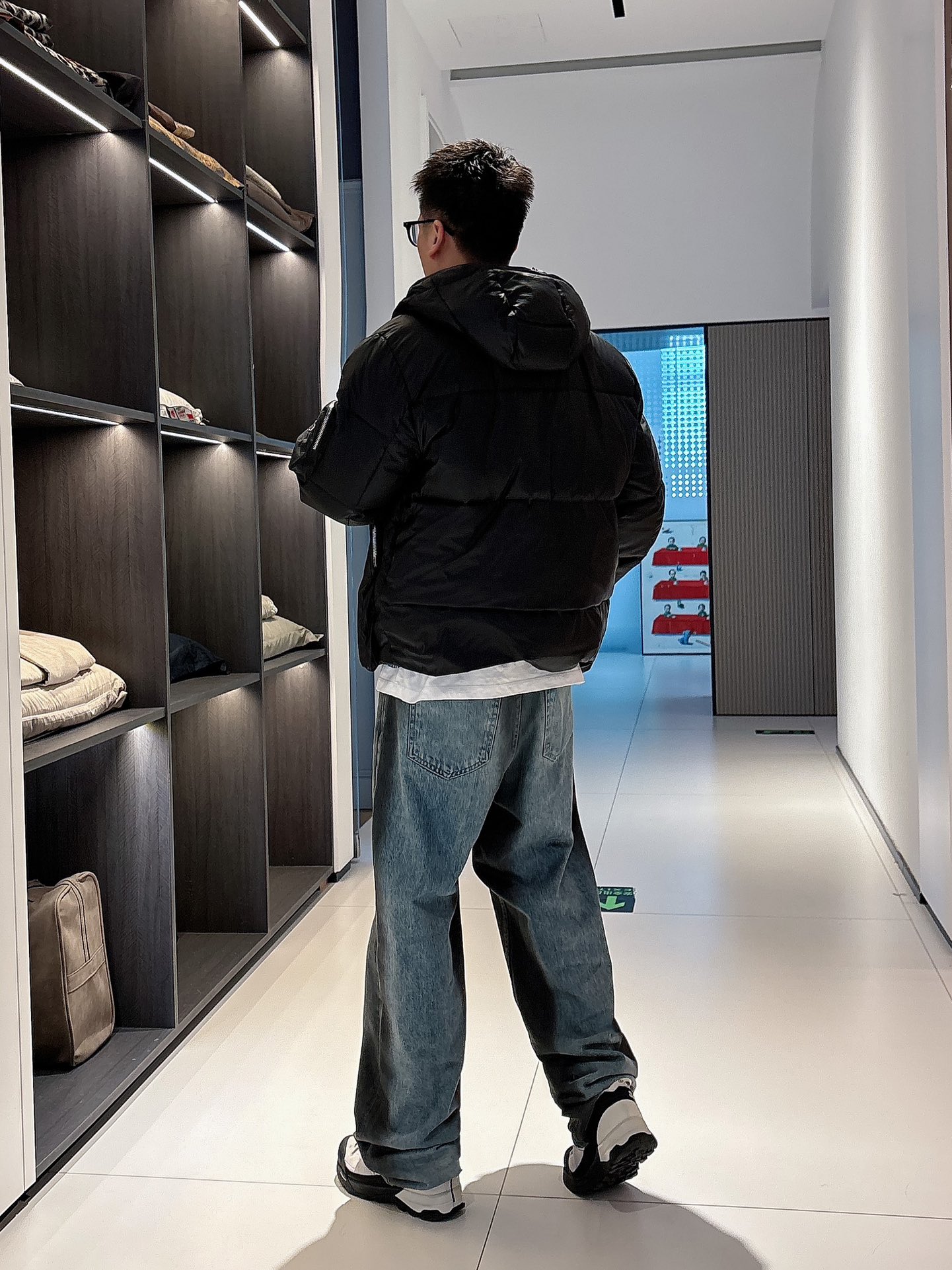 普拉达 官网款2025秋冬新款羽绒服。这款号称羽绒服届最高端的，全部90绒的三标齐全带着经典的Logo组