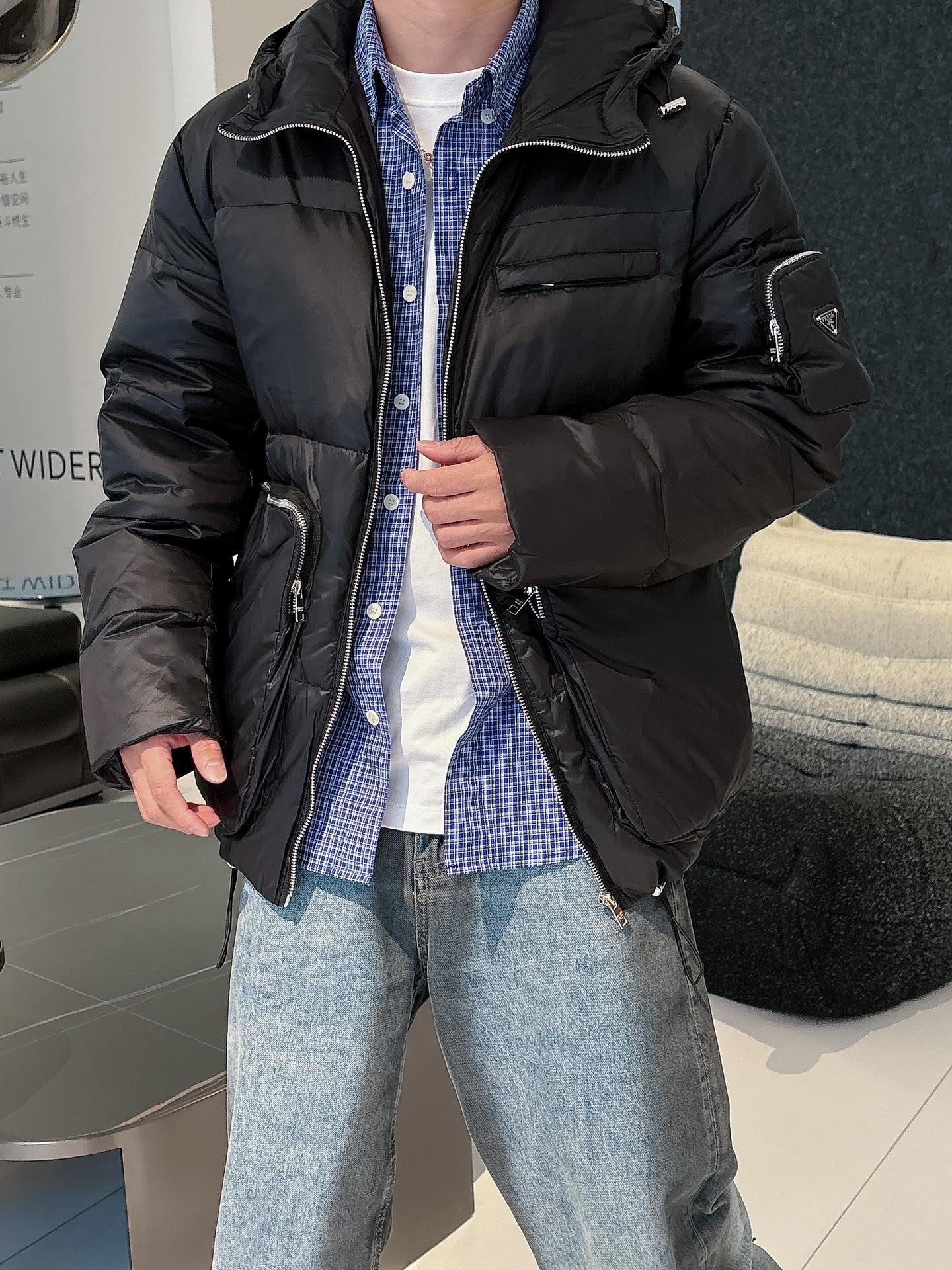 普拉达 官网款2025秋冬新款羽绒服。这款号称羽绒服届最高端的，全部90绒的三标齐全带着经典的Logo组