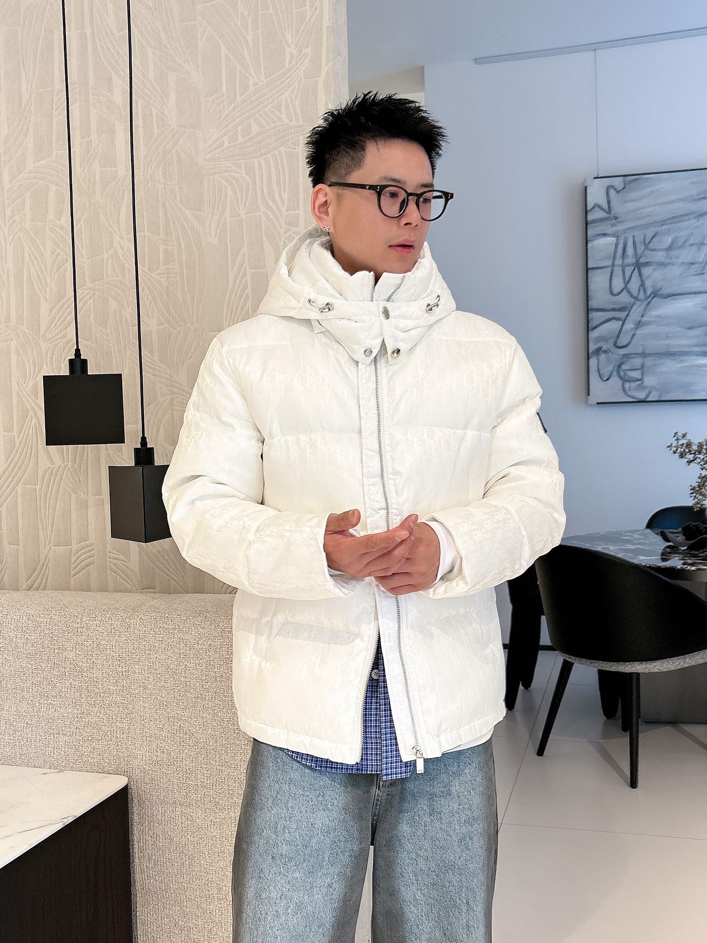 迪奥 官网款2025秋冬新款羽绒服。这款号称羽绒服届最高端的，全部90绒的三标齐全带着经典的Logo组合