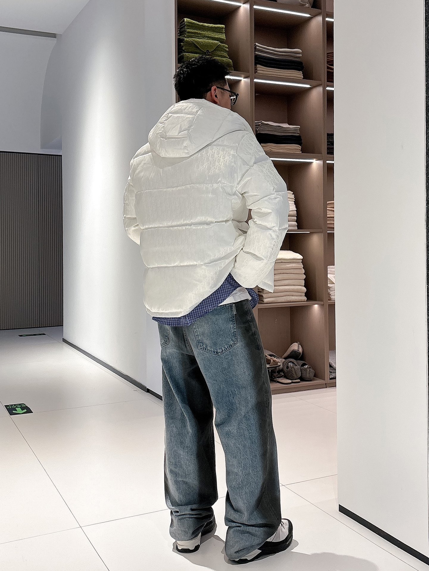 迪奥 官网款2025秋冬新款羽绒服。这款号称羽绒服届最高端的，全部90绒的三标齐全带着经典的Logo组合