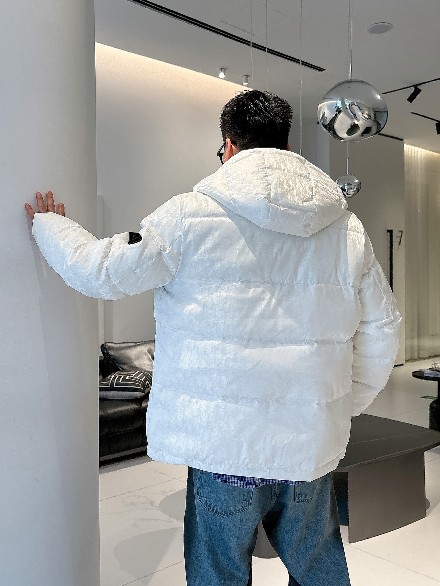 迪奥 官网款2025秋冬新款羽绒服。这款号称羽绒服届最高端的，全部90绒的三标齐全带着经典的Logo组合