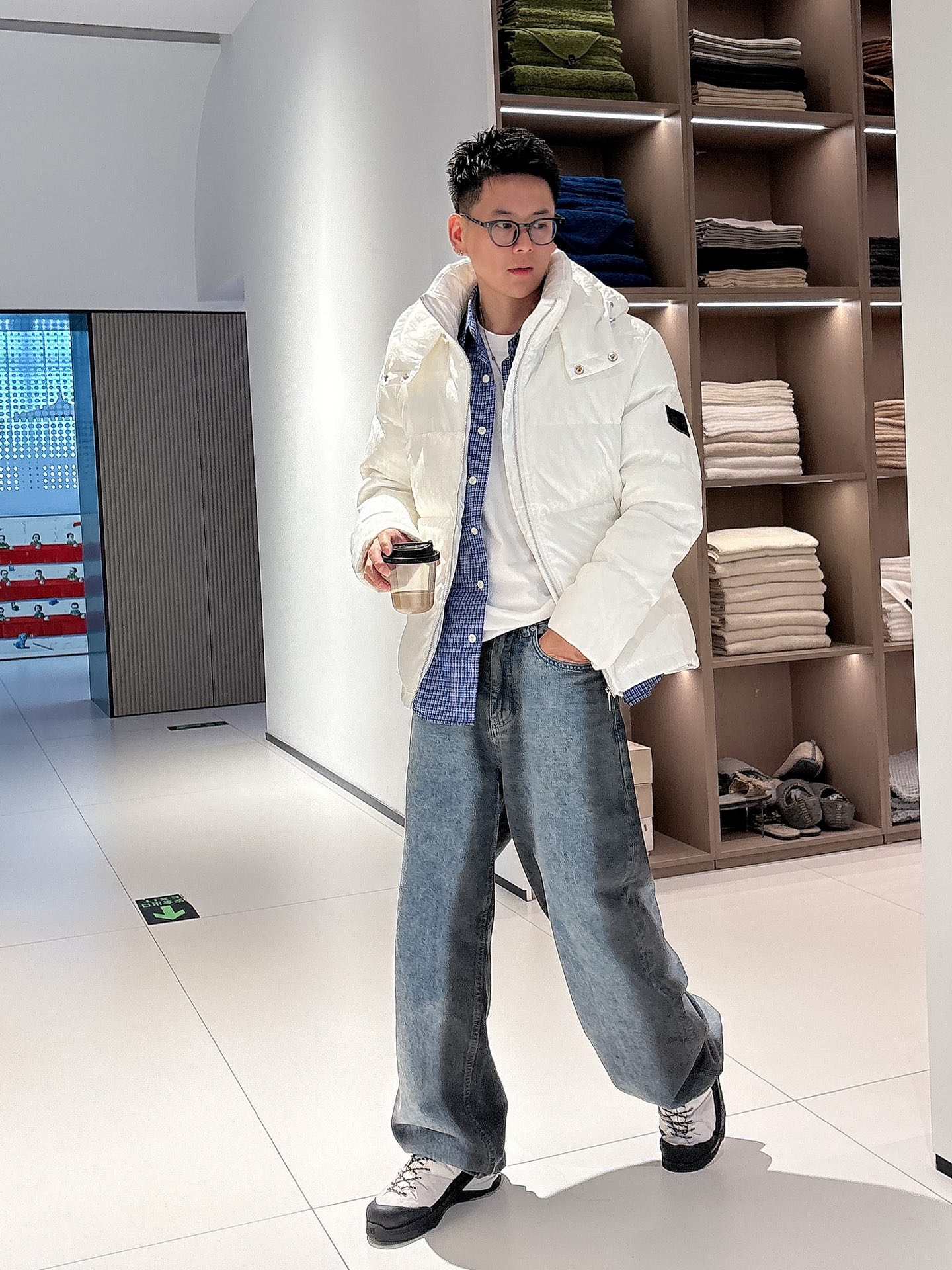 迪奥 官网款2025秋冬新款羽绒服。这款号称羽绒服届最高端的，全部90绒的三标齐全带着经典的Logo组合