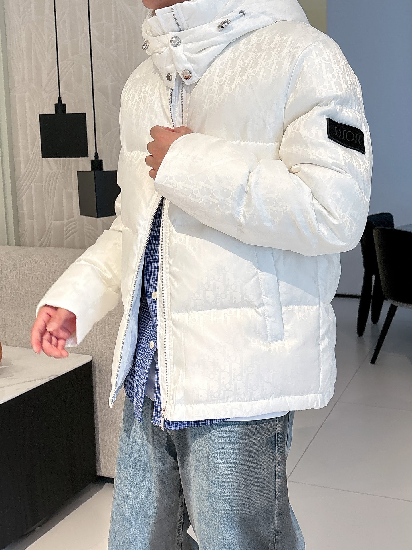 迪奥 官网款2025秋冬新款羽绒服。这款号称羽绒服届最高端的，全部90绒的三标齐全带着经典的Logo组合