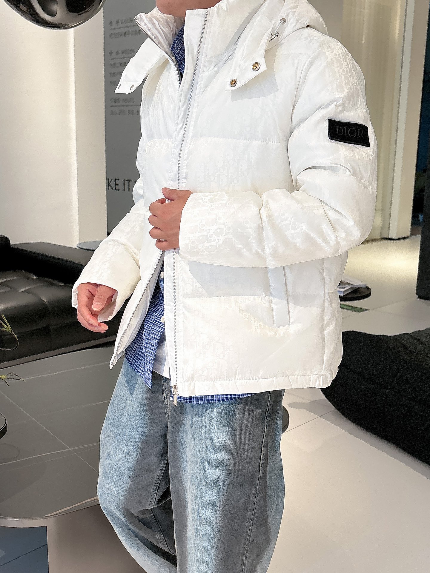 迪奥 官网款2025秋冬新款羽绒服。这款号称羽绒服届最高端的，全部90绒的三标齐全带着经典的Logo组合