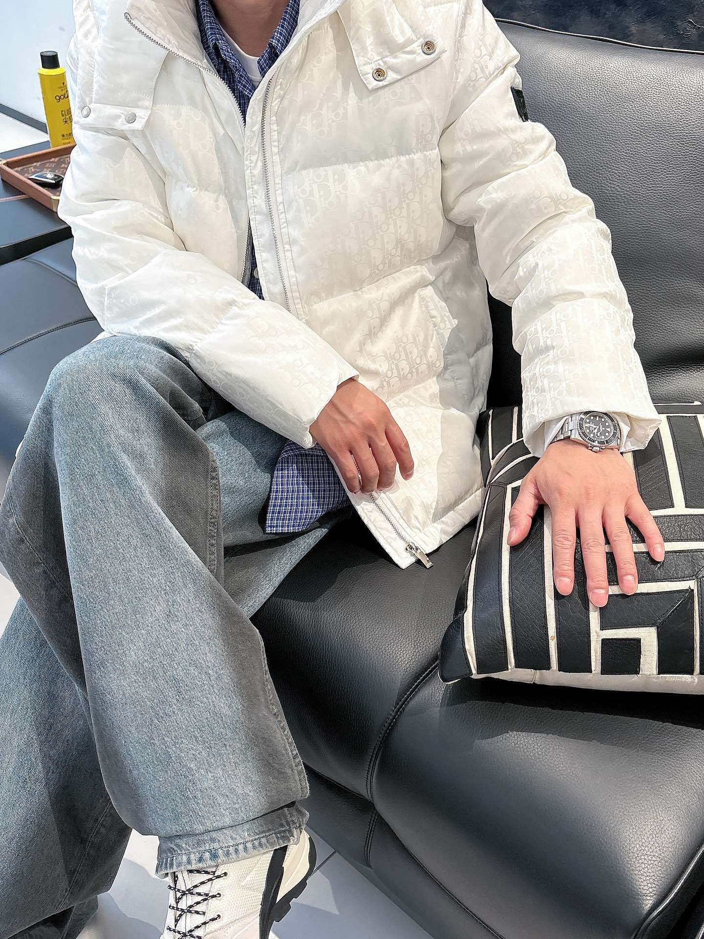 迪奥 官网款2025秋冬新款羽绒服。这款号称羽绒服届最高端的，全部90绒的三标齐全带着经典的Logo组合