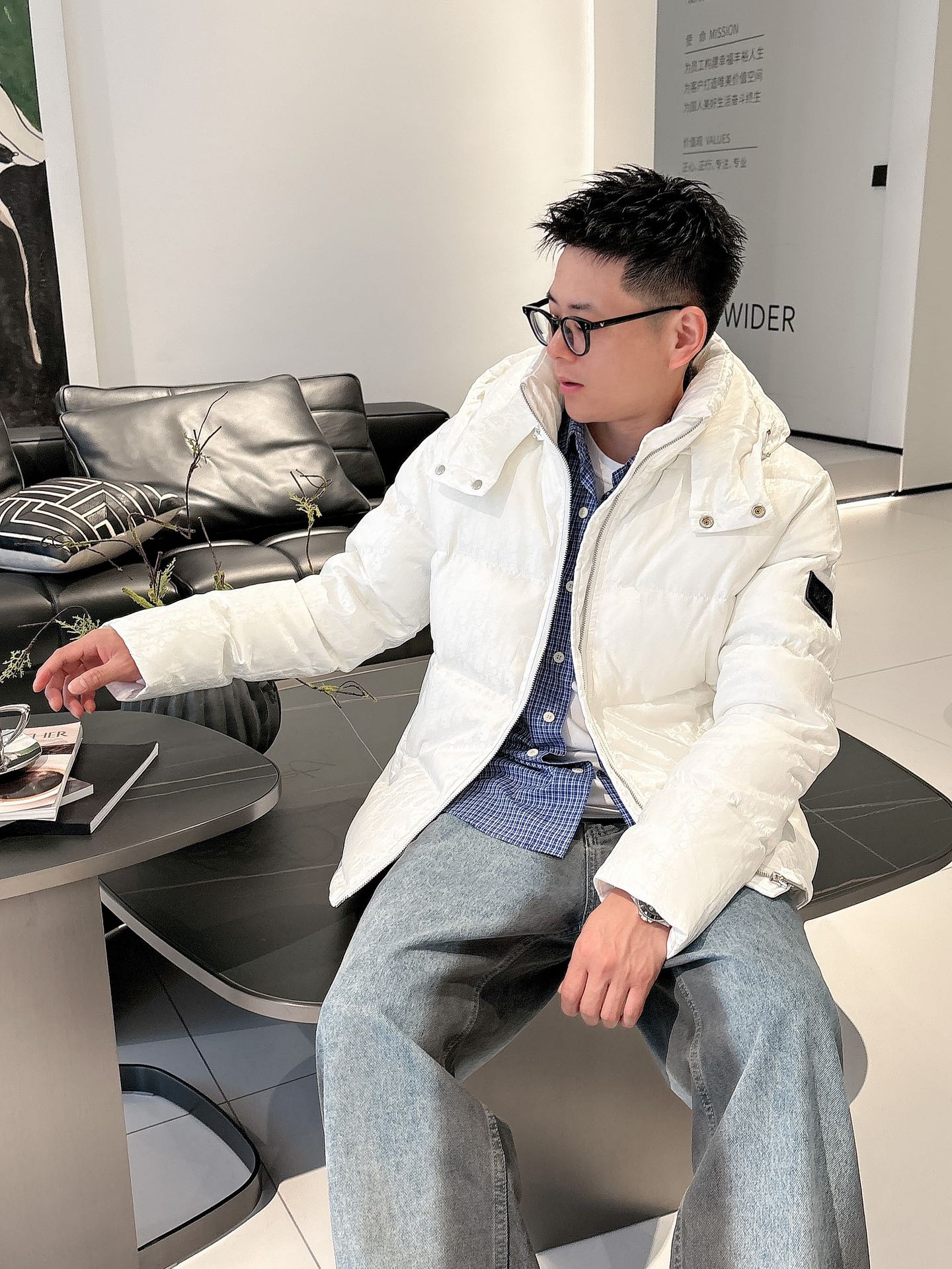 迪奥 官网款2025秋冬新款羽绒服。这款号称羽绒服届最高端的，全部90绒的三标齐全带着经典的Logo组合