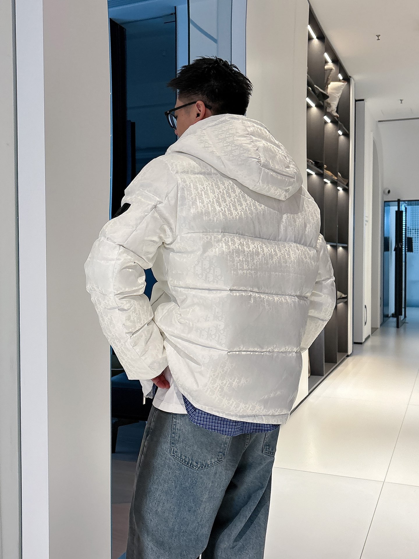 迪奥 官网款2025秋冬新款羽绒服。这款号称羽绒服届最高端的，全部90绒的三标齐全带着经典的Logo组合