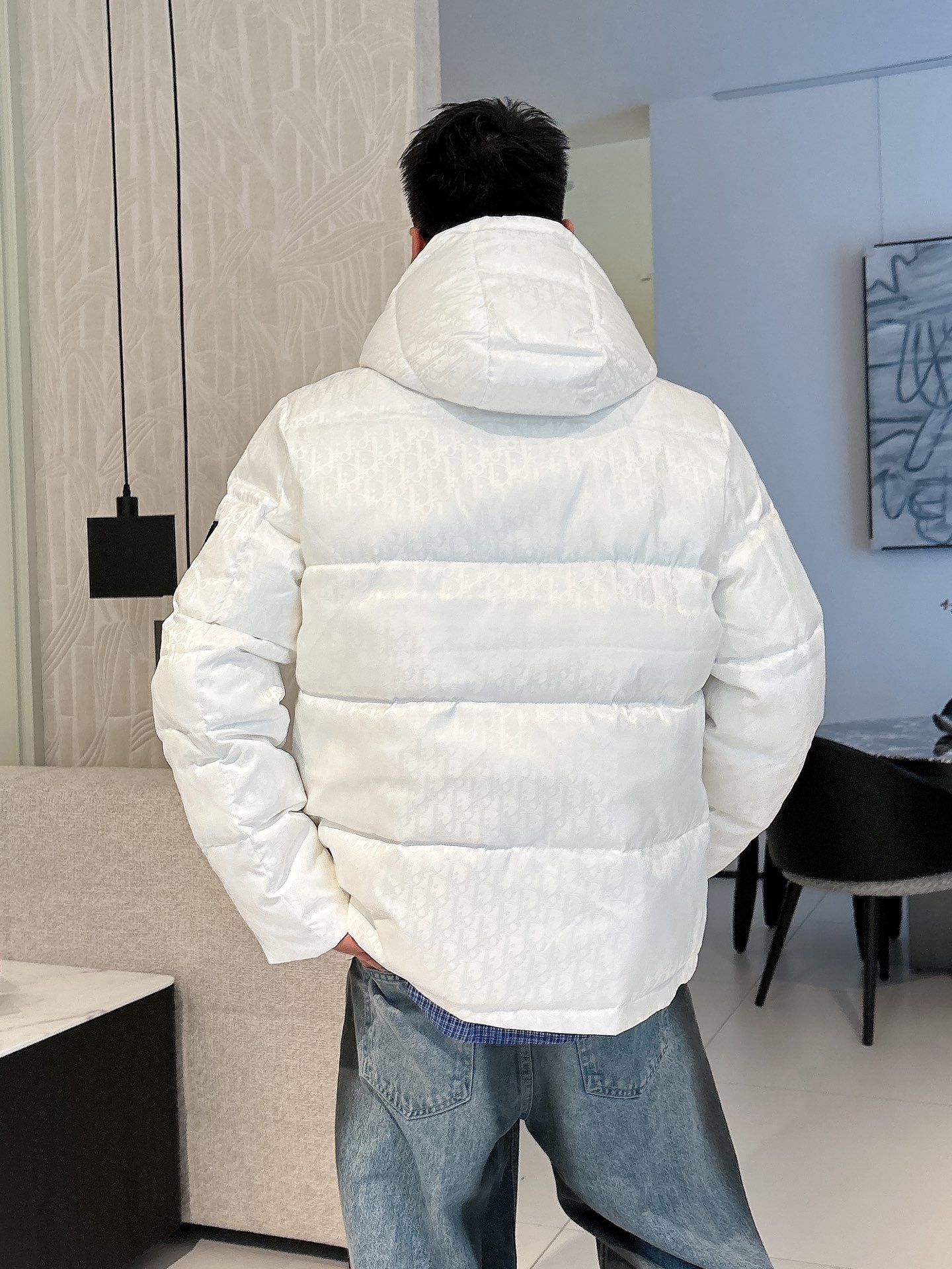 迪奥 官网款2025秋冬新款羽绒服。这款号称羽绒服届最高端的，全部90绒的三标齐全带着经典的Logo组合