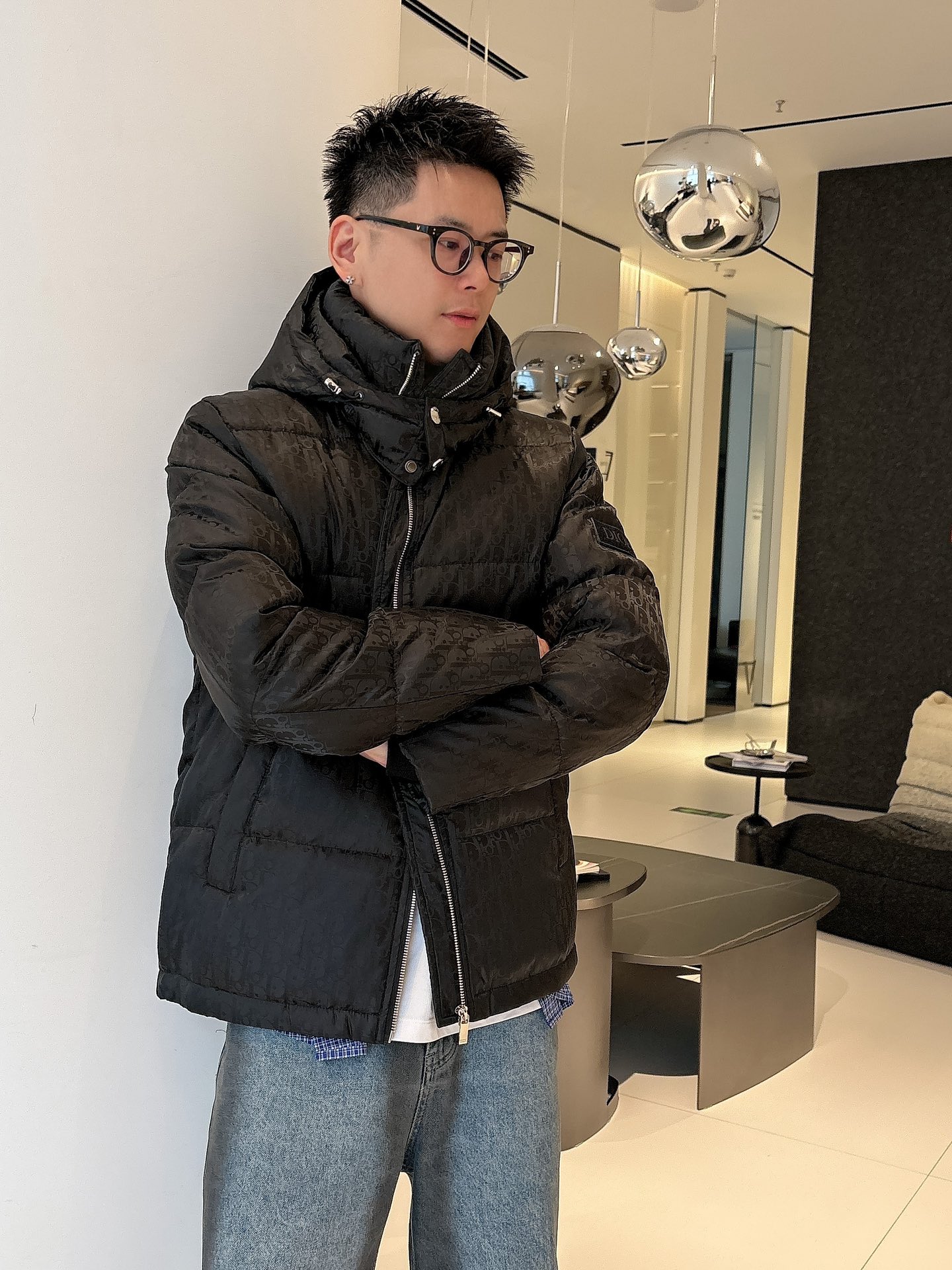 迪奥 官网款2025秋冬新款羽绒服。这款号称羽绒服届最高端的，全部90绒的三标齐全带着经典的Logo组合