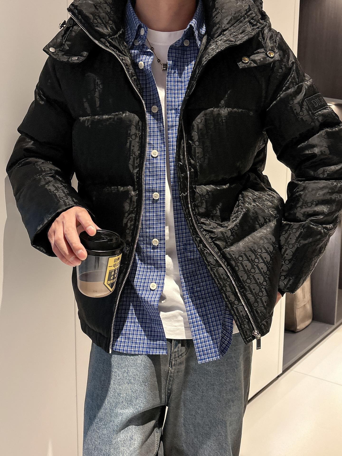 迪奥 官网款2025秋冬新款羽绒服。这款号称羽绒服届最高端的，全部90绒的三标齐全带着经典的Logo组合