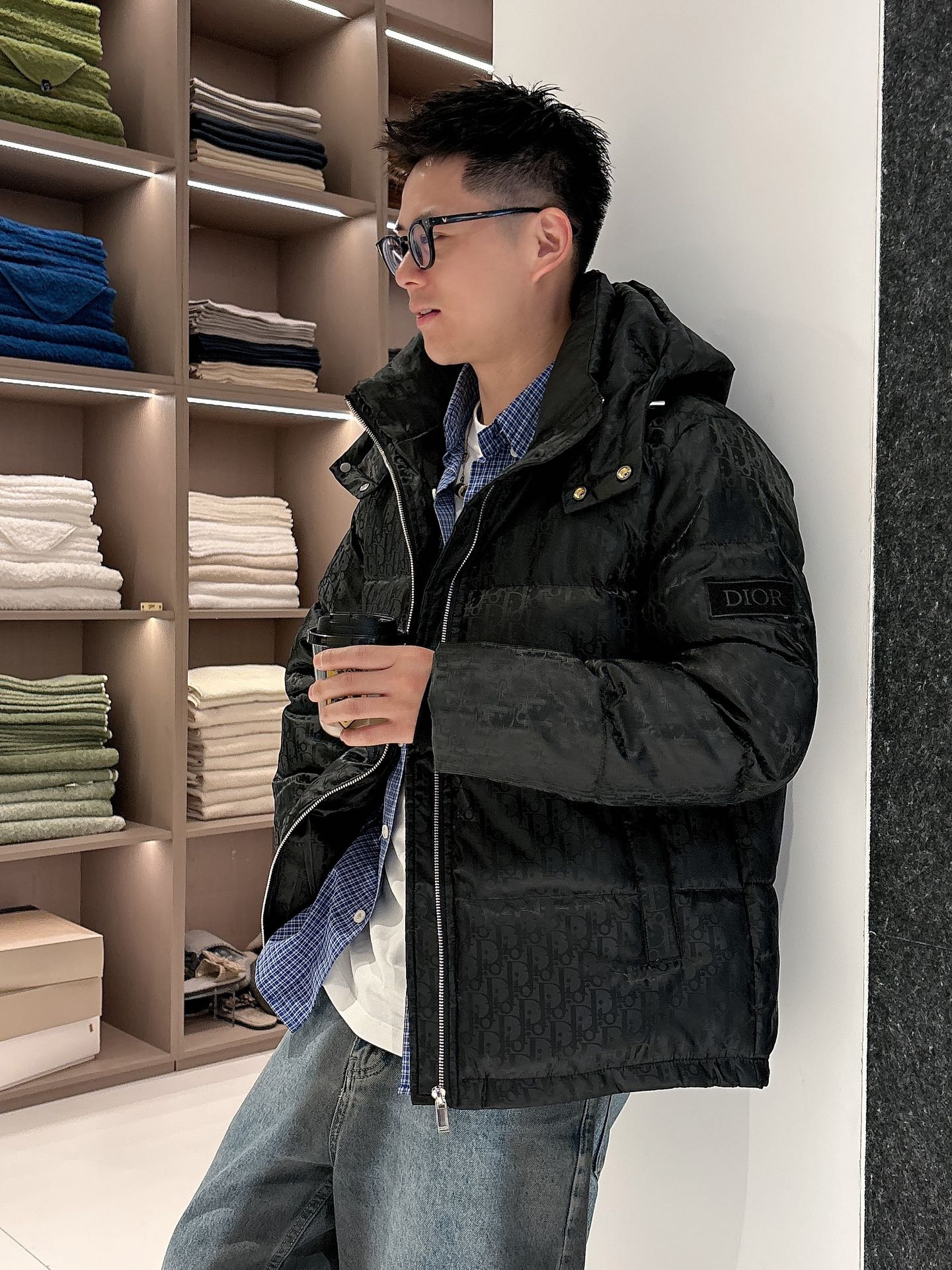 迪奥 官网款2025秋冬新款羽绒服。这款号称羽绒服届最高端的，全部90绒的三标齐全带着经典的Logo组合