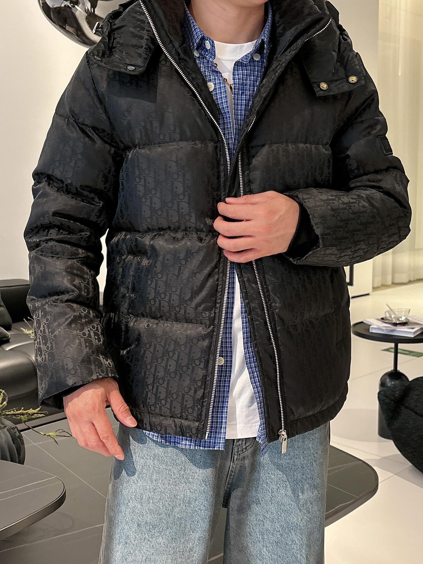 迪奥 官网款2025秋冬新款羽绒服。这款号称羽绒服届最高端的，全部90绒的三标齐全带着经典的Logo组合