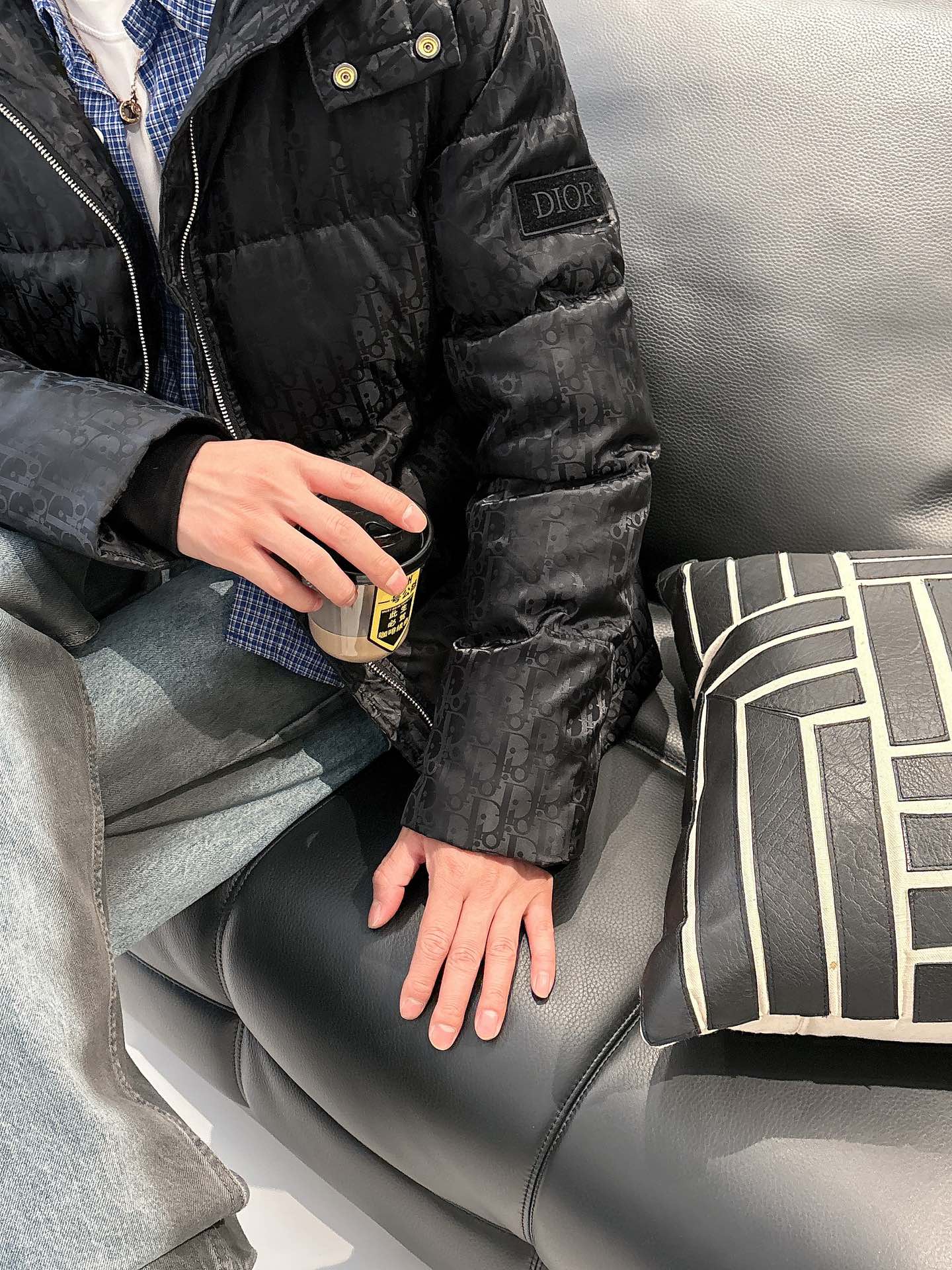 迪奥 官网款2025秋冬新款羽绒服。这款号称羽绒服届最高端的，全部90绒的三标齐全带着经典的Logo组合