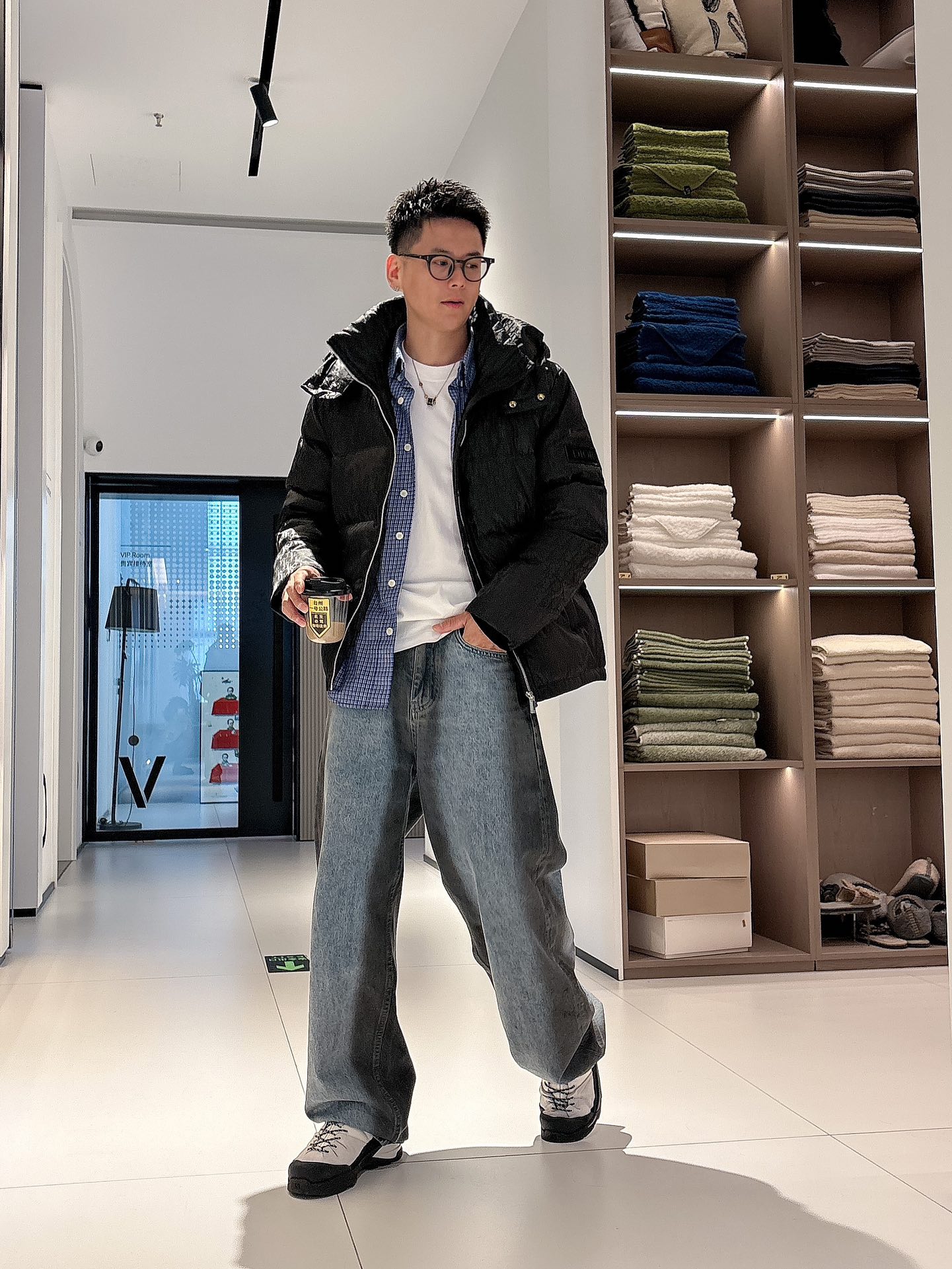 迪奥 官网款2025秋冬新款羽绒服。这款号称羽绒服届最高端的，全部90绒的三标齐全带着经典的Logo组合