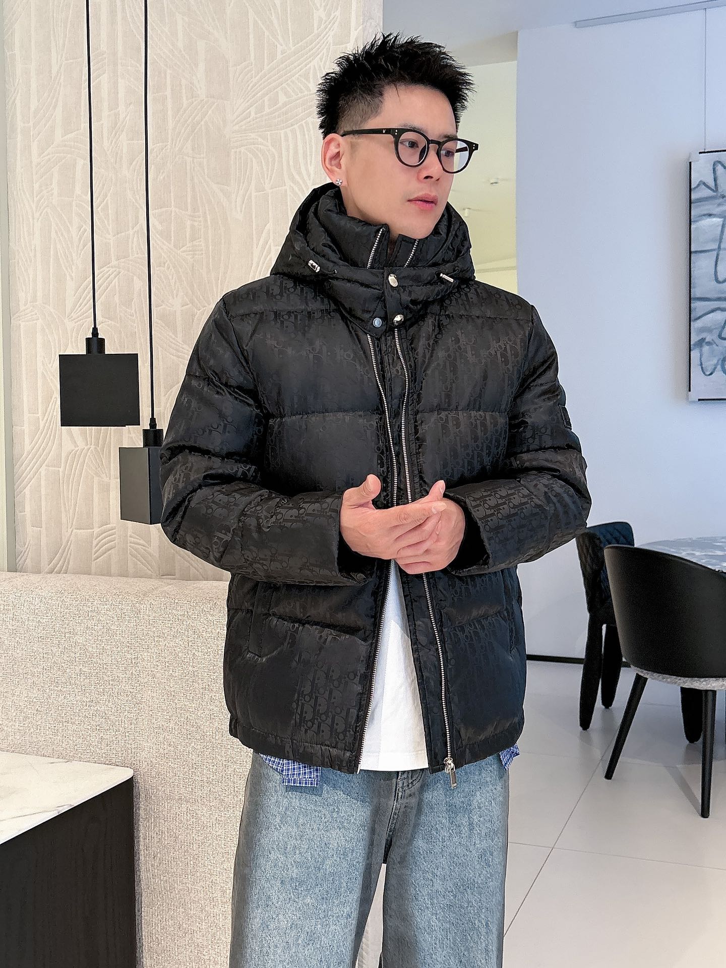 迪奥 官网款2025秋冬新款羽绒服。这款号称羽绒服届最高端的，全部90绒的三标齐全带着经典的Logo组合