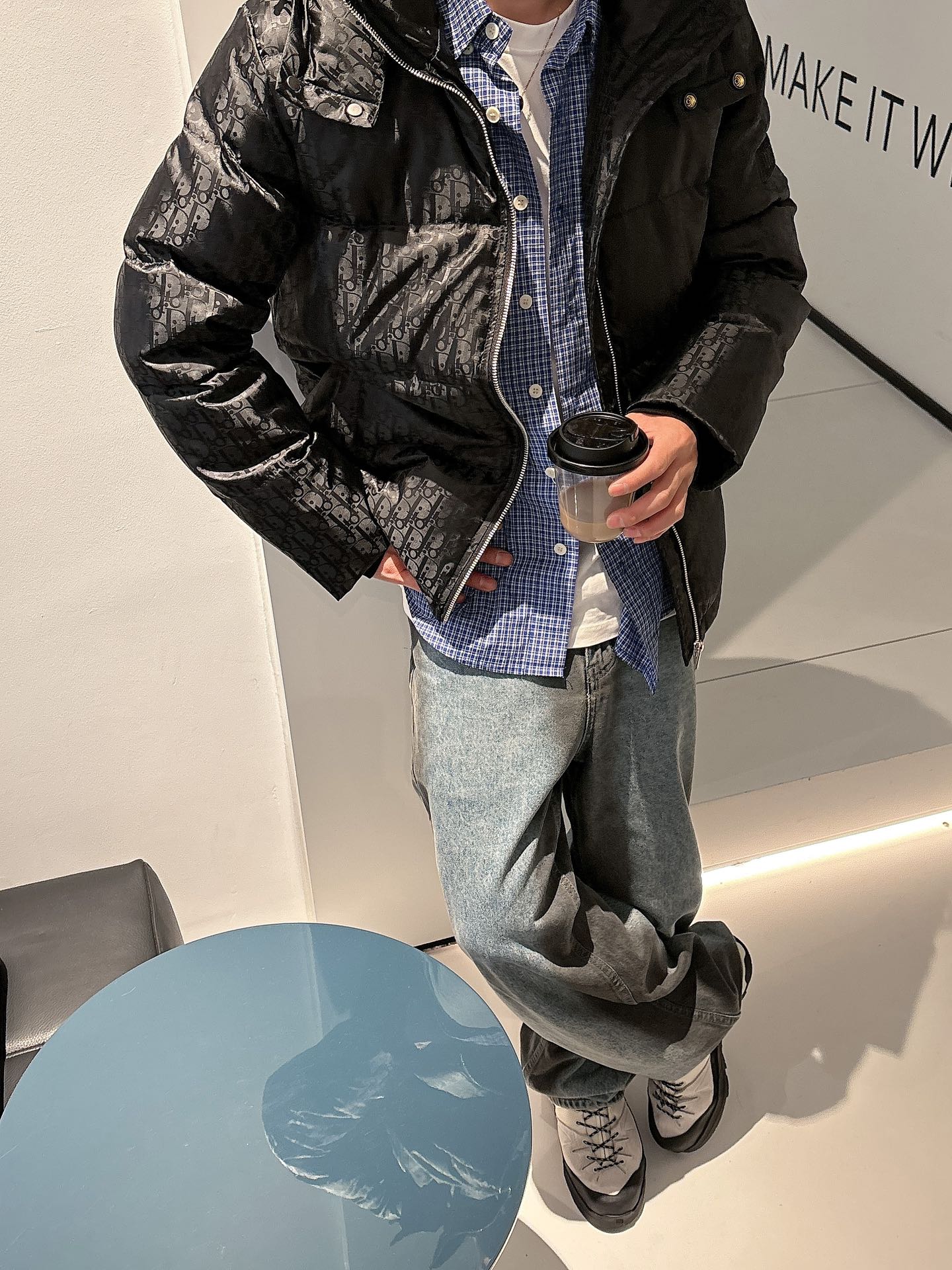 迪奥 官网款2025秋冬新款羽绒服。这款号称羽绒服届最高端的，全部90绒的三标齐全带着经典的Logo组合