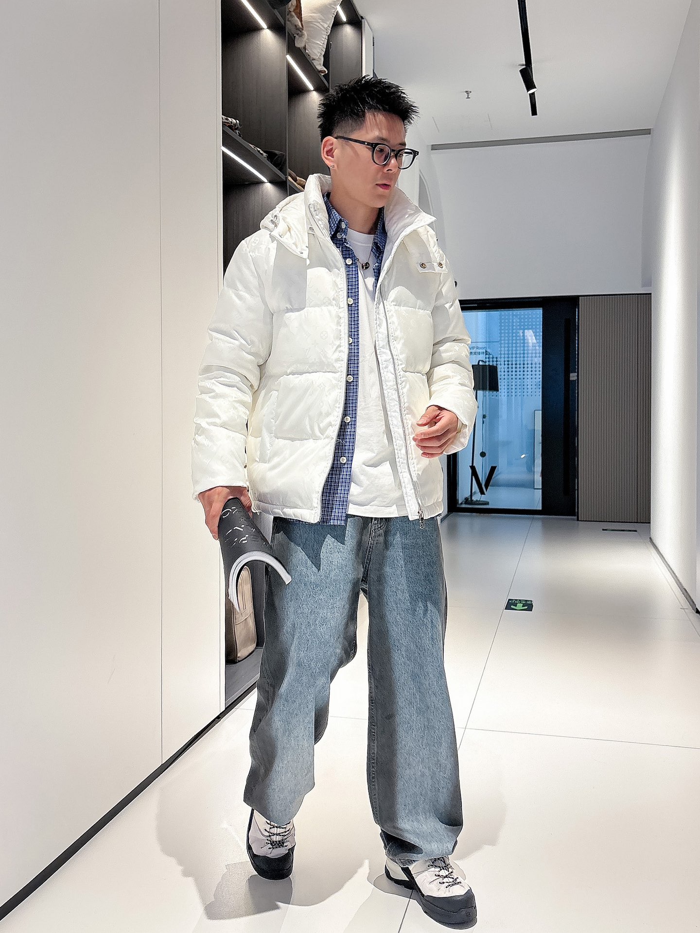 LV 官网款2025秋冬新款羽绒服。这款号称羽绒服届最高端的，全部90绒的三标齐全带着经典的Logo组合