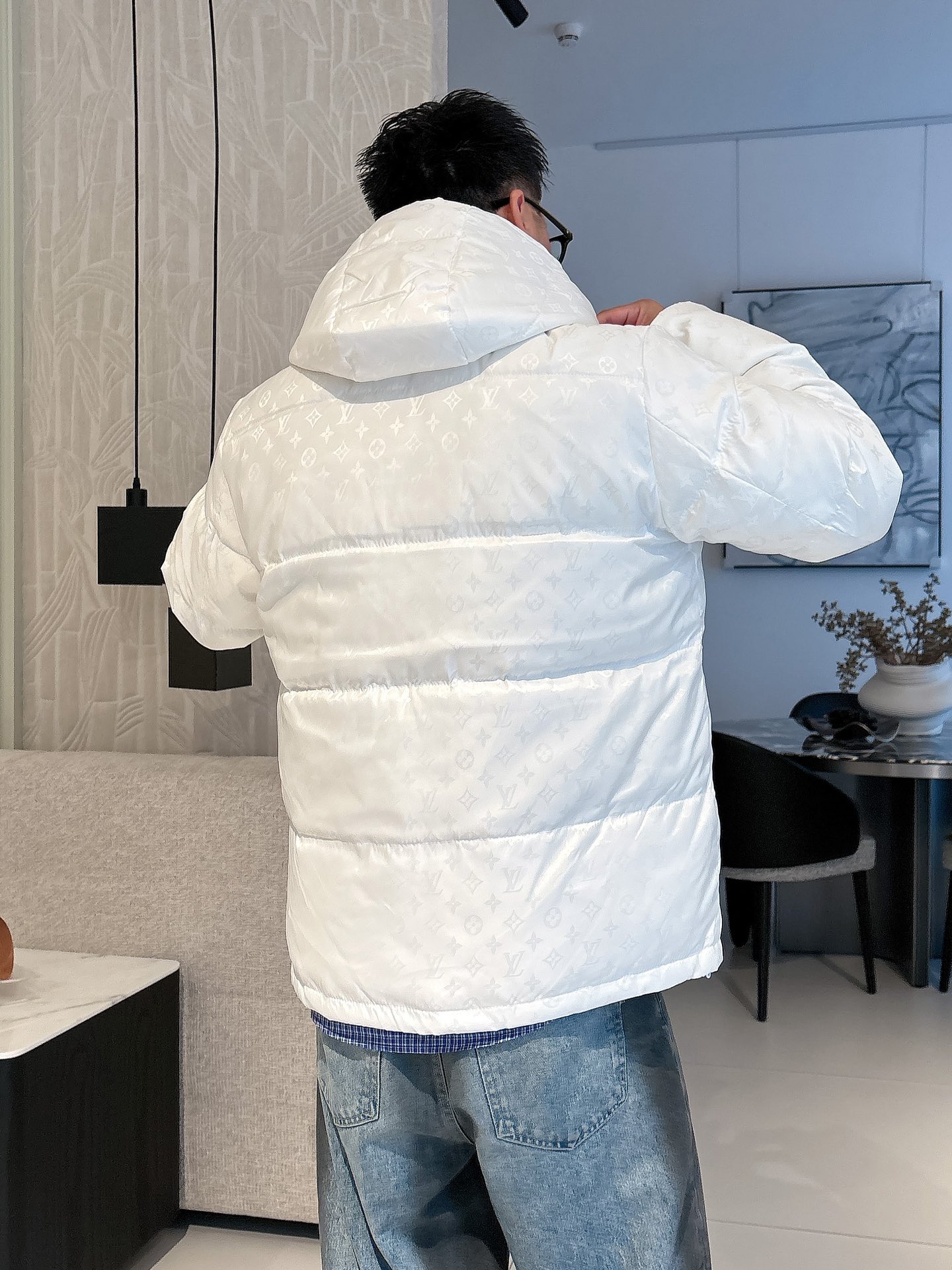 LV 官网款2025秋冬新款羽绒服。这款号称羽绒服届最高端的，全部90绒的三标齐全带着经典的Logo组合