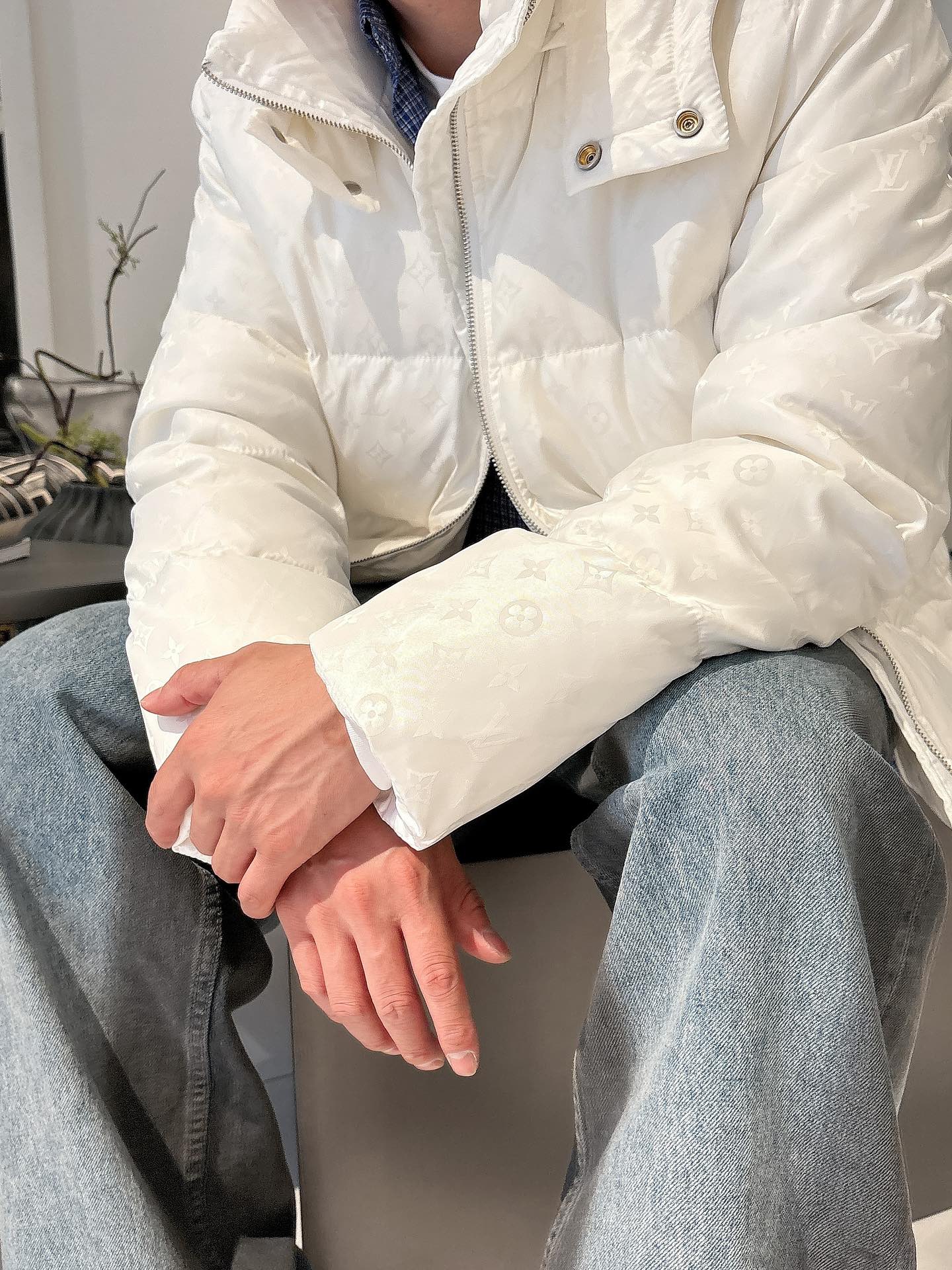 LV 官网款2025秋冬新款羽绒服。这款号称羽绒服届最高端的，全部90绒的三标齐全带着经典的Logo组合