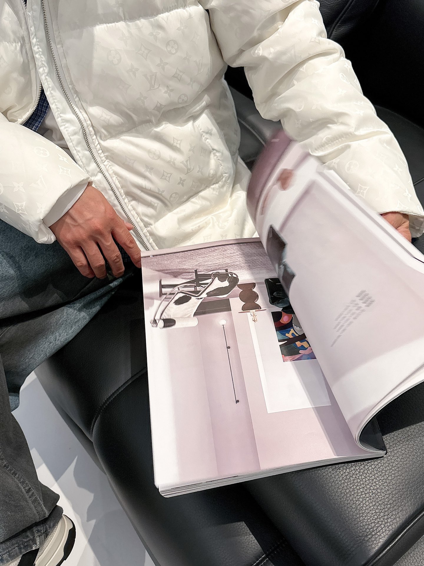 LV 官网款2025秋冬新款羽绒服。这款号称羽绒服届最高端的，全部90绒的三标齐全带着经典的Logo组合