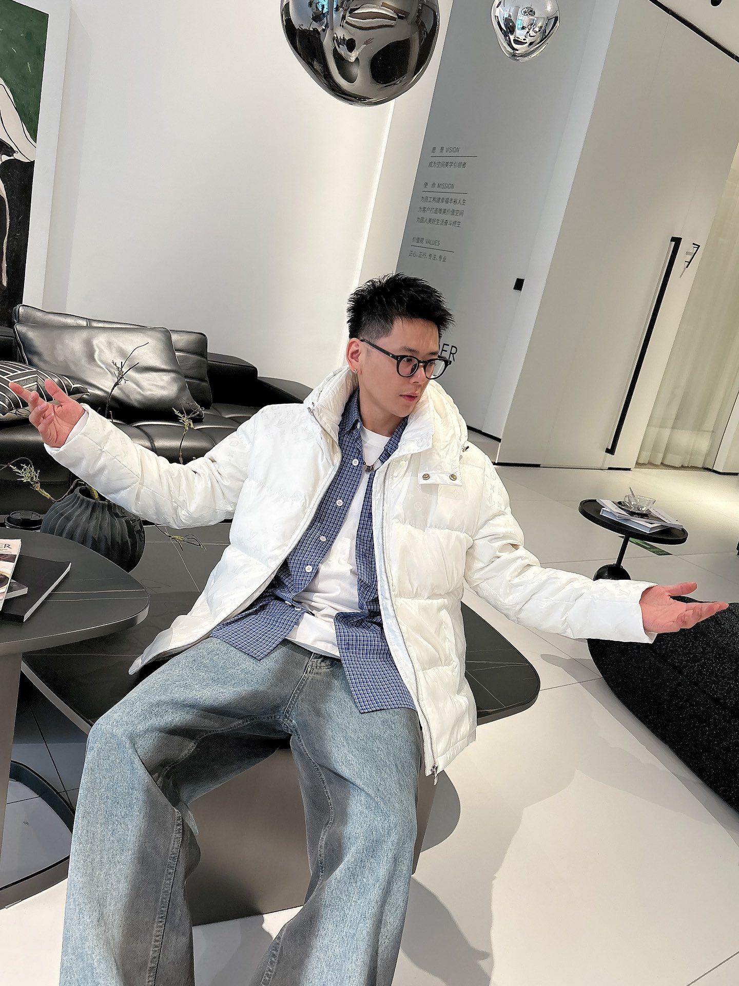 LV 官网款2025秋冬新款羽绒服。这款号称羽绒服届最高端的，全部90绒的三标齐全带着经典的Logo组合